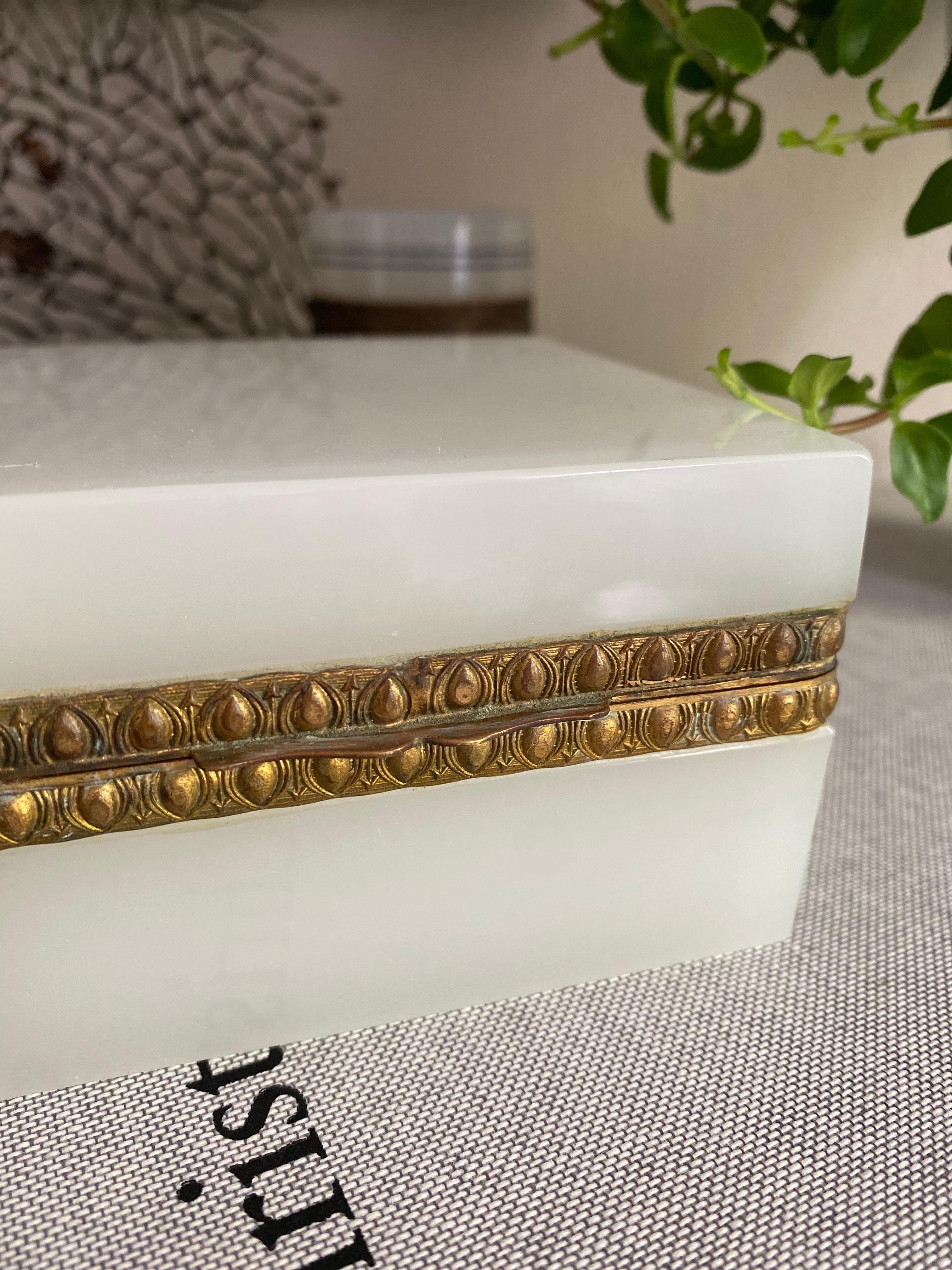 Antique white opaline glass box with beautiful decorated gilt hinge In Excellent Condition In Hamburg, DE