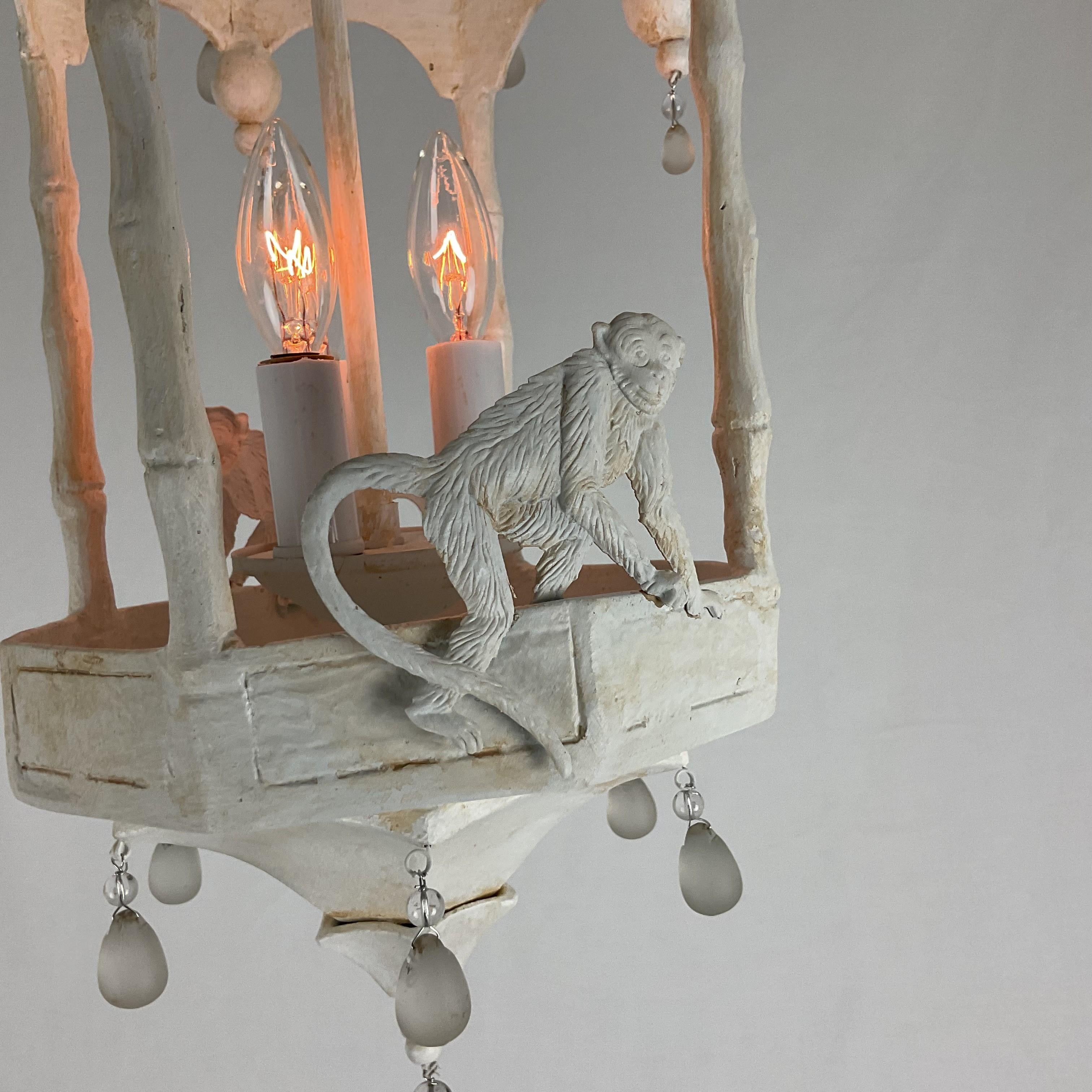 Encantador Farol Mono Pagoda con gotas de Cristal Esmerilado Antiguo. Acabado blanco beige antiguo. Cadena y dosel a juego incluidos. Listo para instalar con todas las piezas de montaje. Tiene todos los enchufes y cables nuevos. Esta creación única