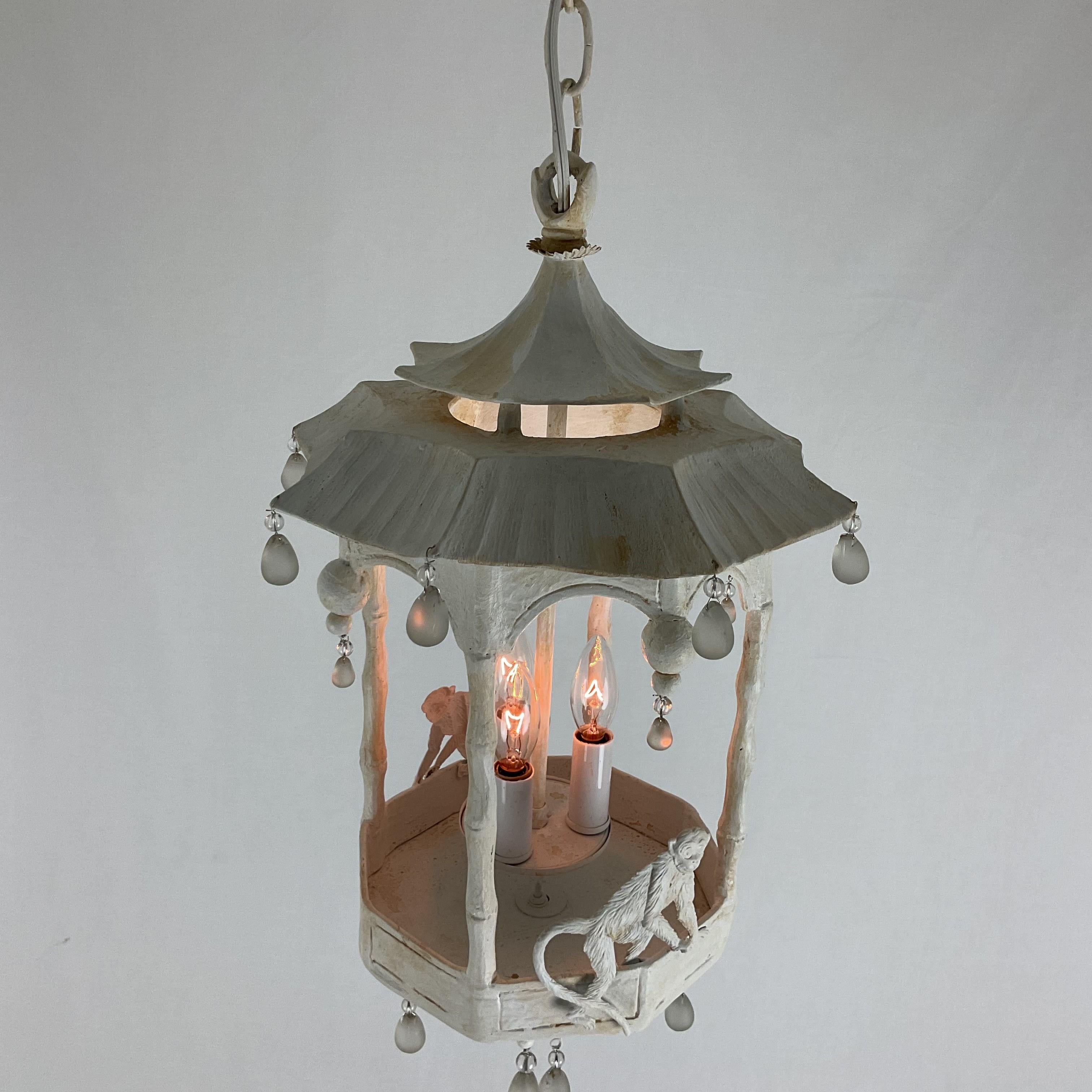Farol Mono Pagoda Blanco Antiguo en Bueno estado para la venta en West Palm Beach, FL