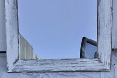 Specchio in cedro dipinto di bianco antico