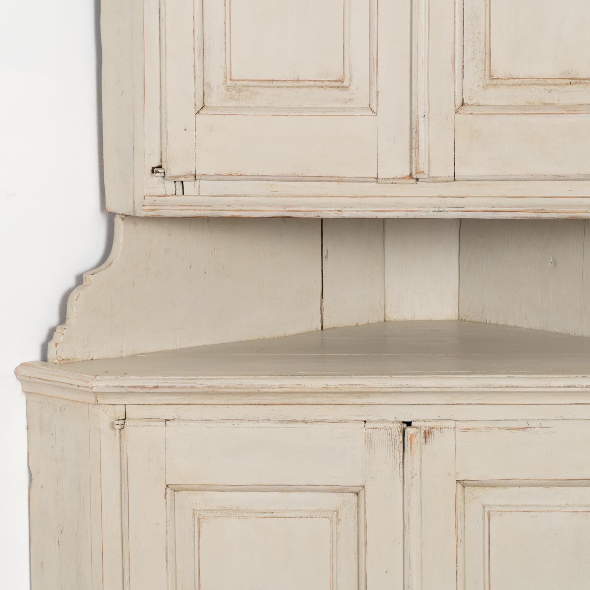 Antique White Painted Corner Cabinet Cupboard, Sweden circa 1840-60 In Good Condition For Sale In Round Top, TX