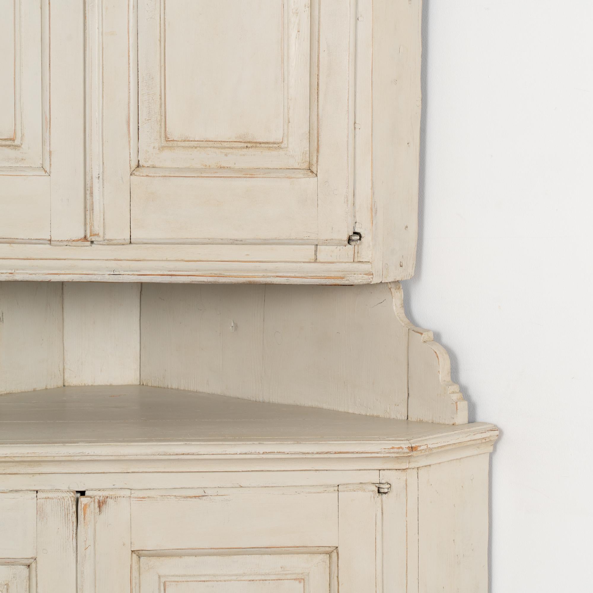Antique White Painted Corner Cabinet Cupboard, Sweden circa 1840-60 In Good Condition For Sale In Round Top, TX