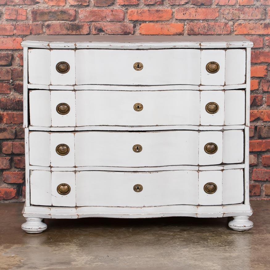 Baroque Ancienne commode baroque danoise peinte en blanc, style danois en vente