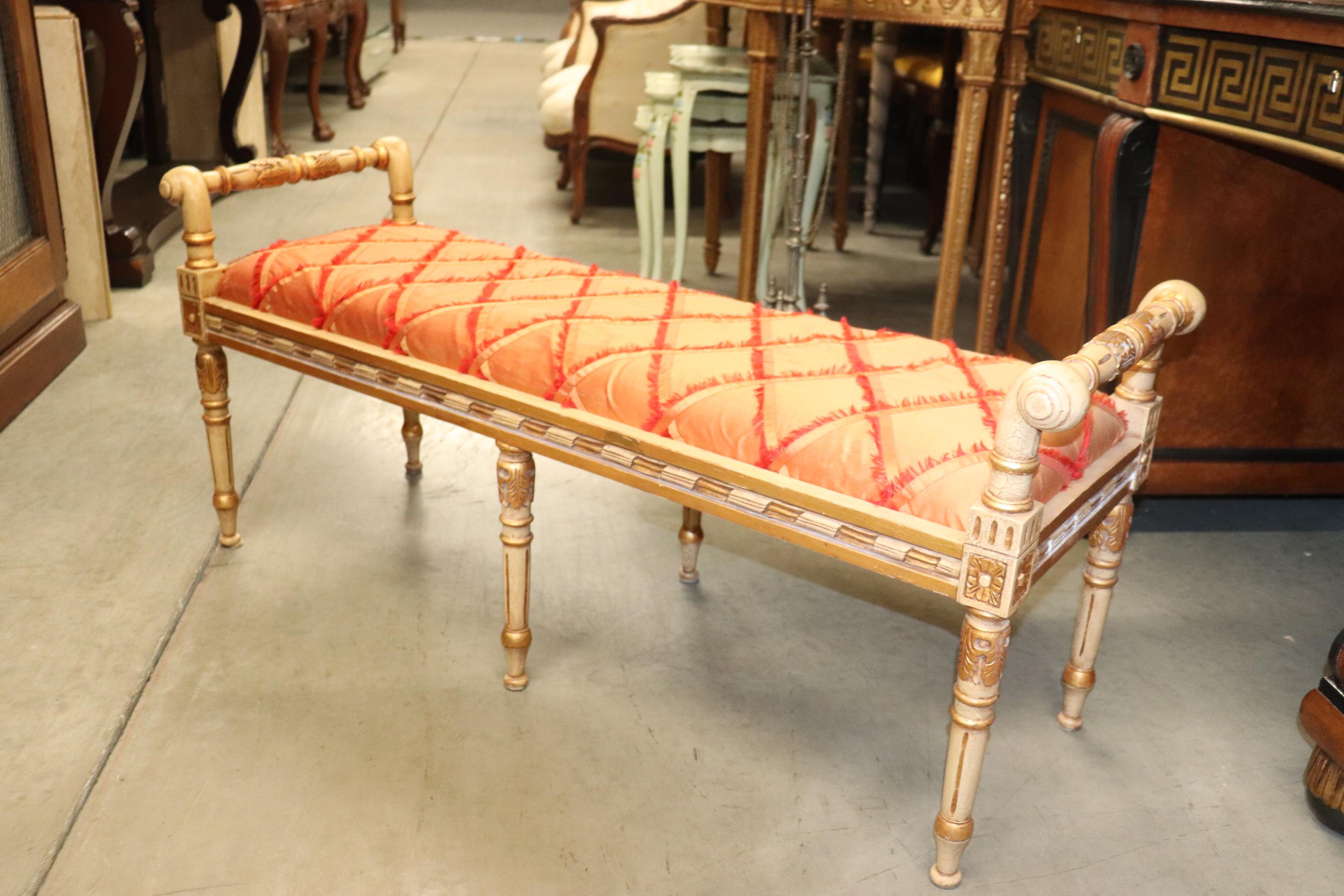 Il s'agit d'un magnifique banc de fenêtre parfait pour être placé au pied du lit. Le banc présente une belle finition craquelée blanc antique et un rembourrage attrayant. Le banc mesure 47 de large x 17 de profond x 21 de haut et la hauteur de