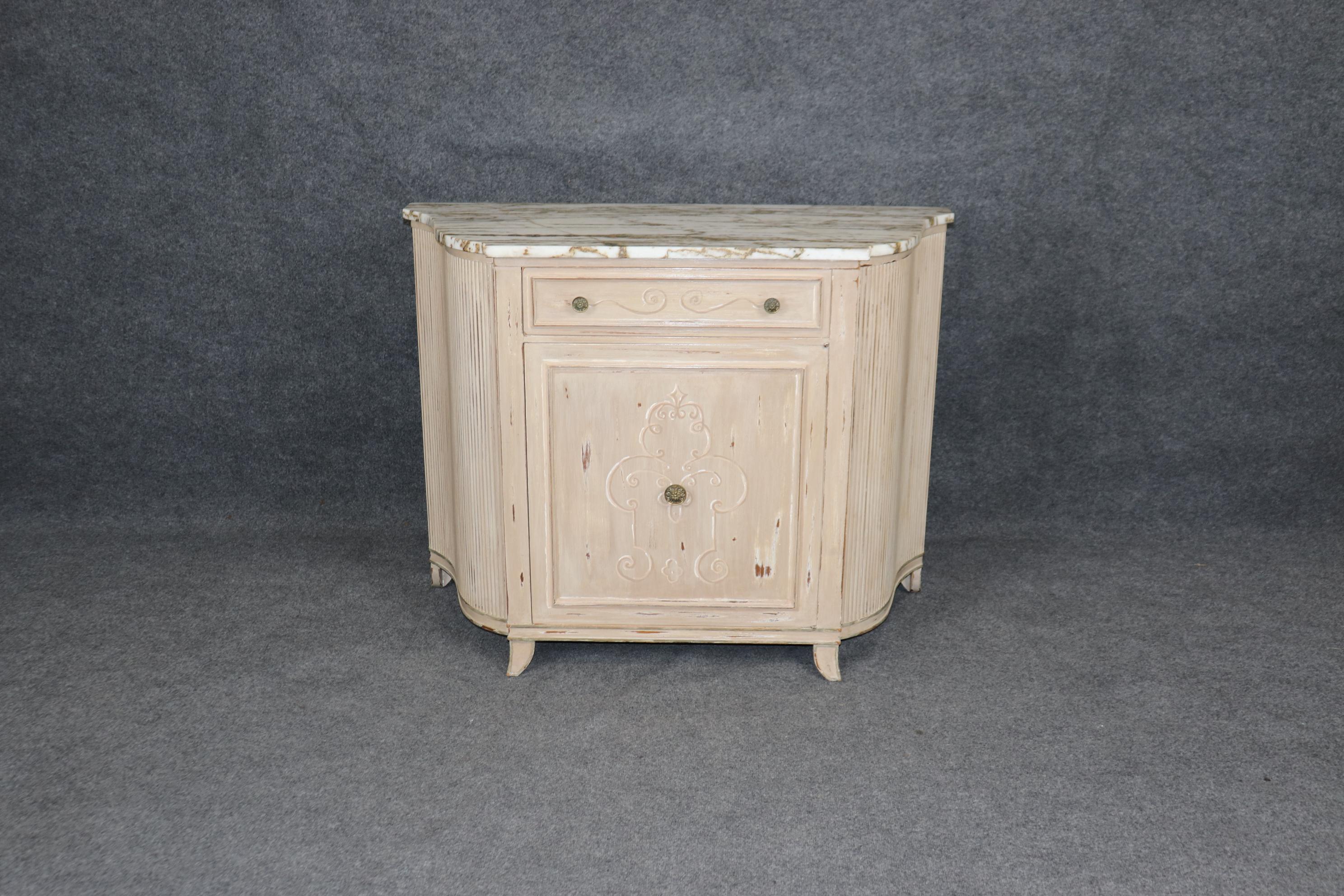 Américain Ancienne commode à une porte de style vénitien peinte en blanc avec dessus en marbre Circa 1950 en vente