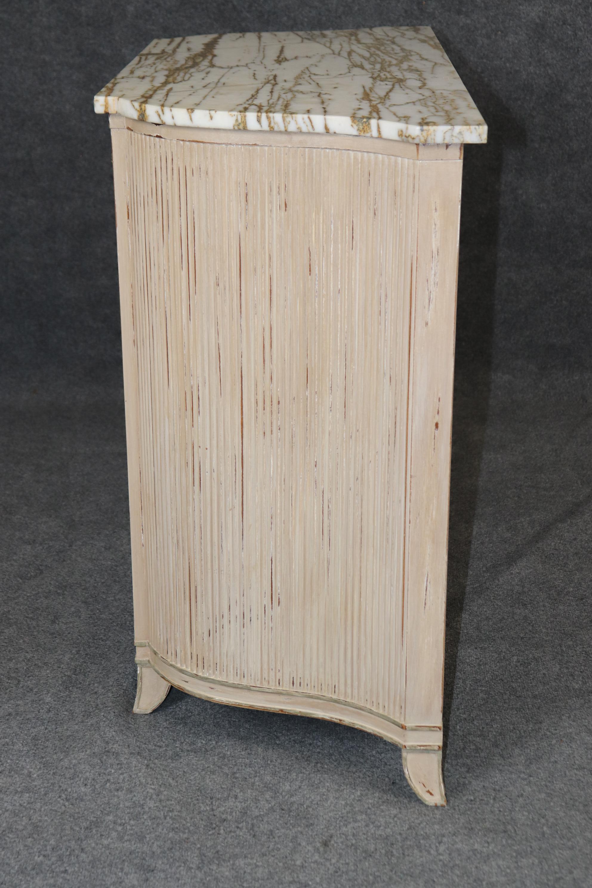 Ancienne commode à une porte de style vénitien peinte en blanc avec dessus en marbre Circa 1950 Bon état - En vente à Swedesboro, NJ