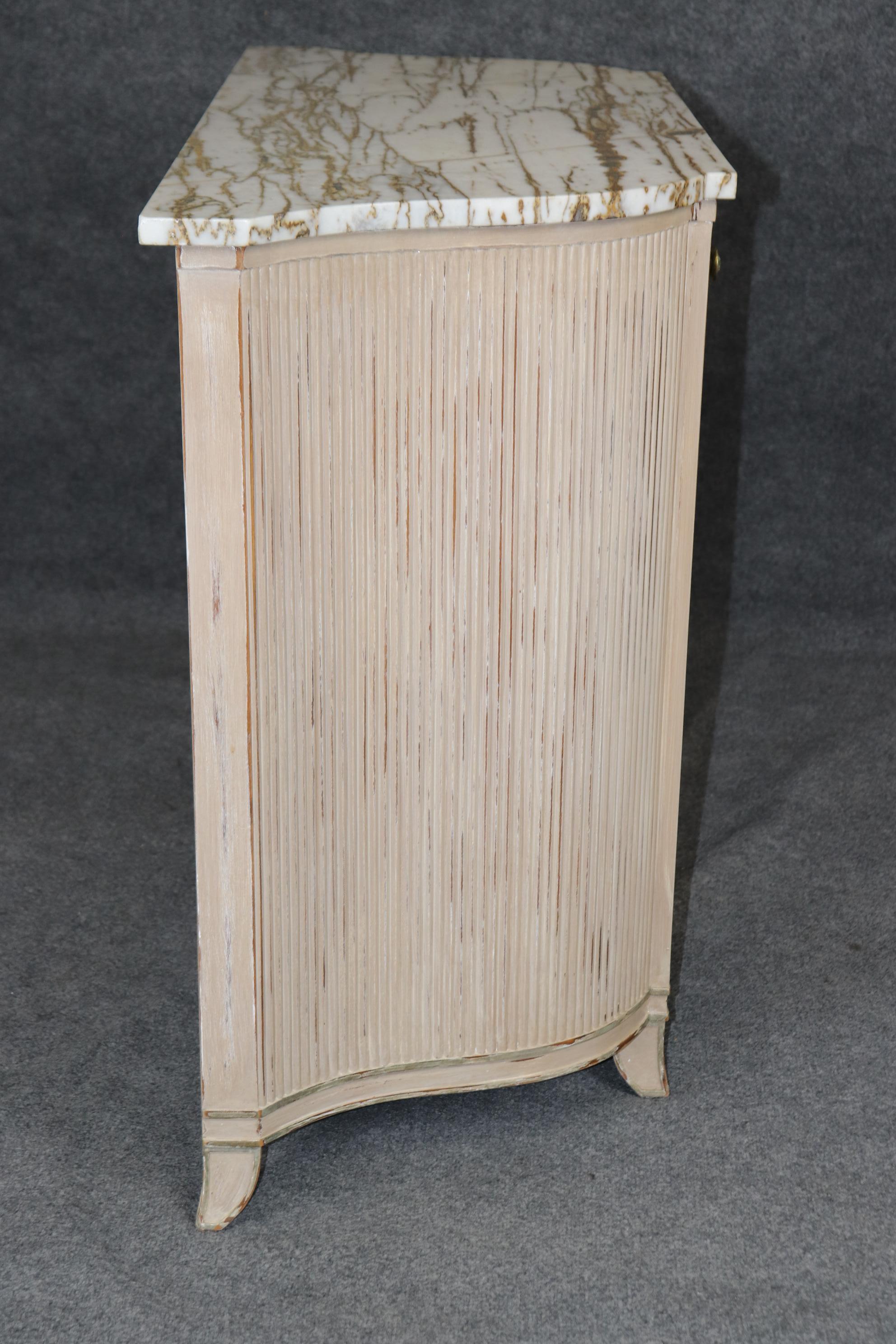 Milieu du XXe siècle Ancienne commode à une porte de style vénitien peinte en blanc avec dessus en marbre Circa 1950 en vente