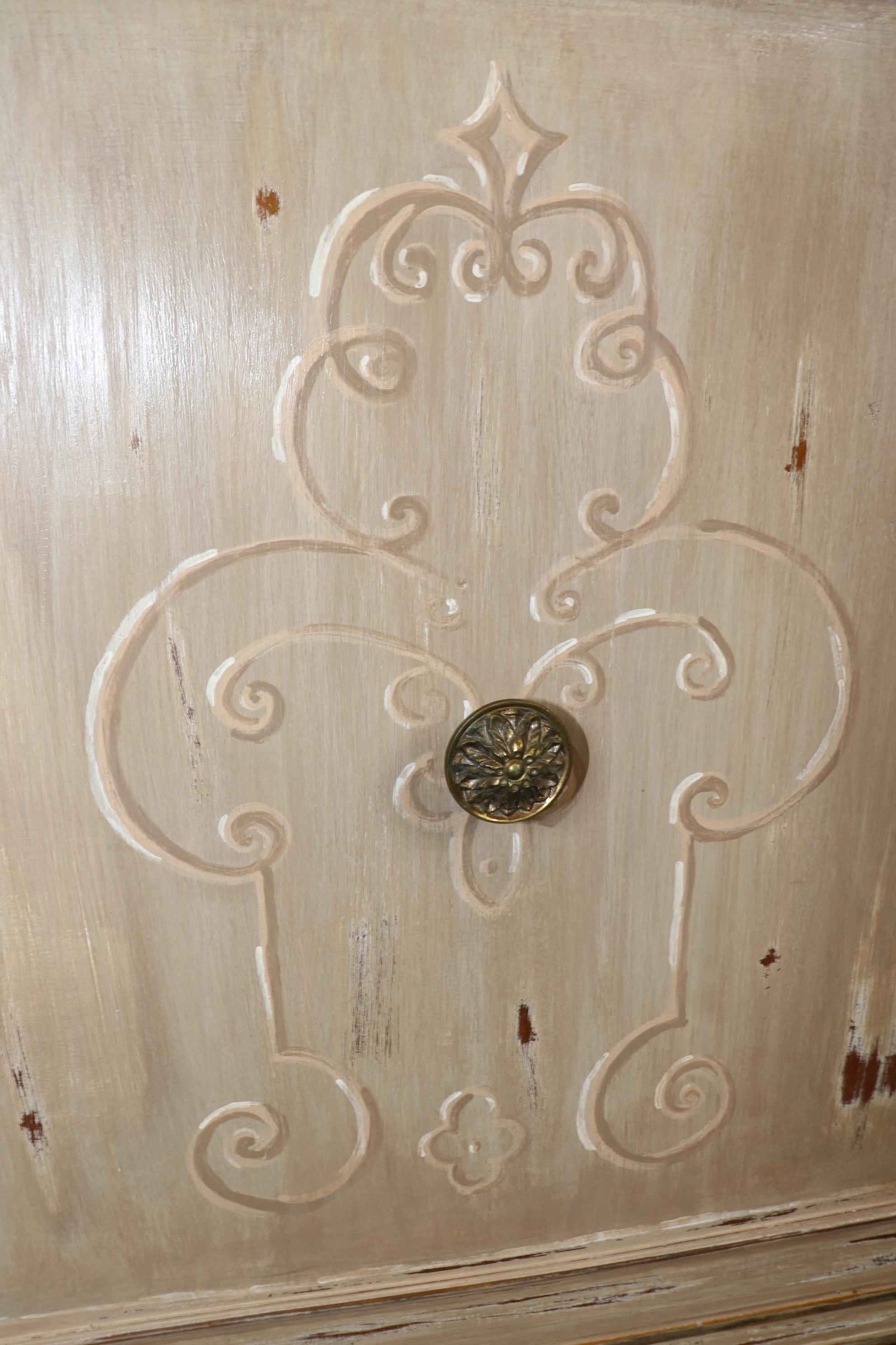 Ancienne commode à une porte de style vénitien peinte en blanc avec dessus en marbre Circa 1950 en vente 1
