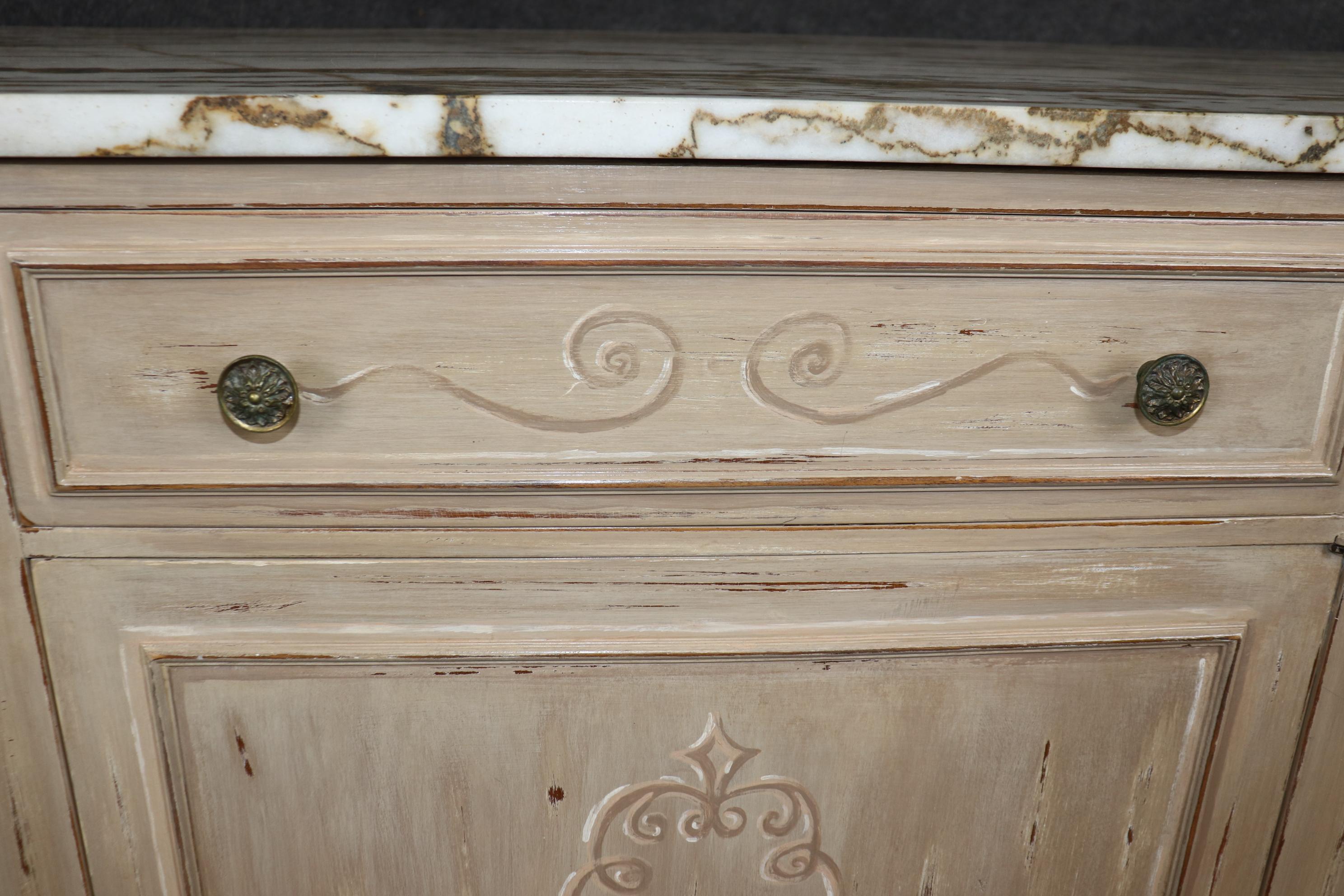 Ancienne commode à une porte de style vénitien peinte en blanc avec dessus en marbre Circa 1950 en vente 2