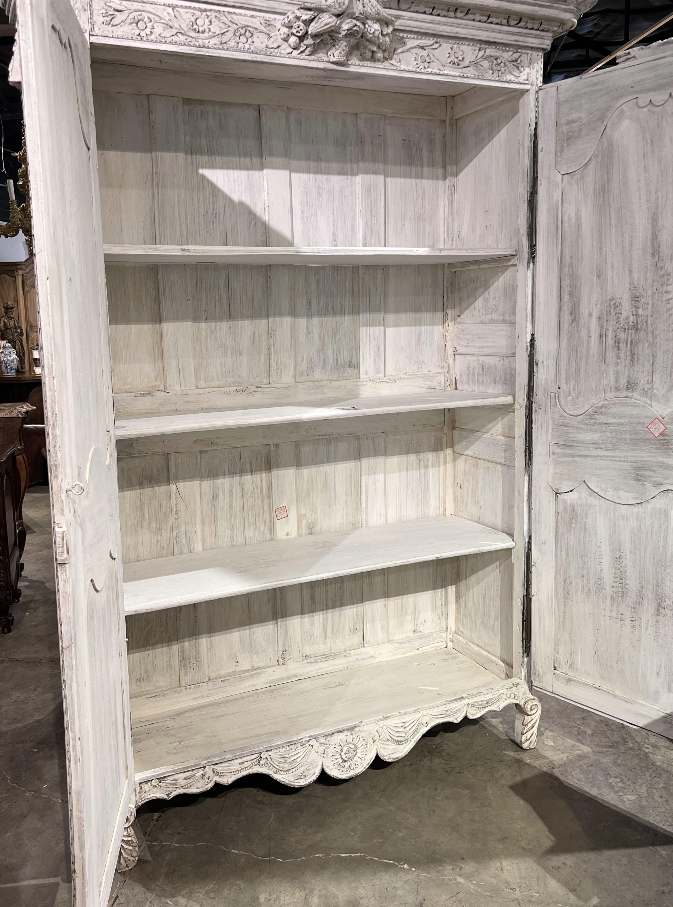 Antiguo Armario de Roble Pintado de Blanco de Normandía, Circa 1880 en venta 4
