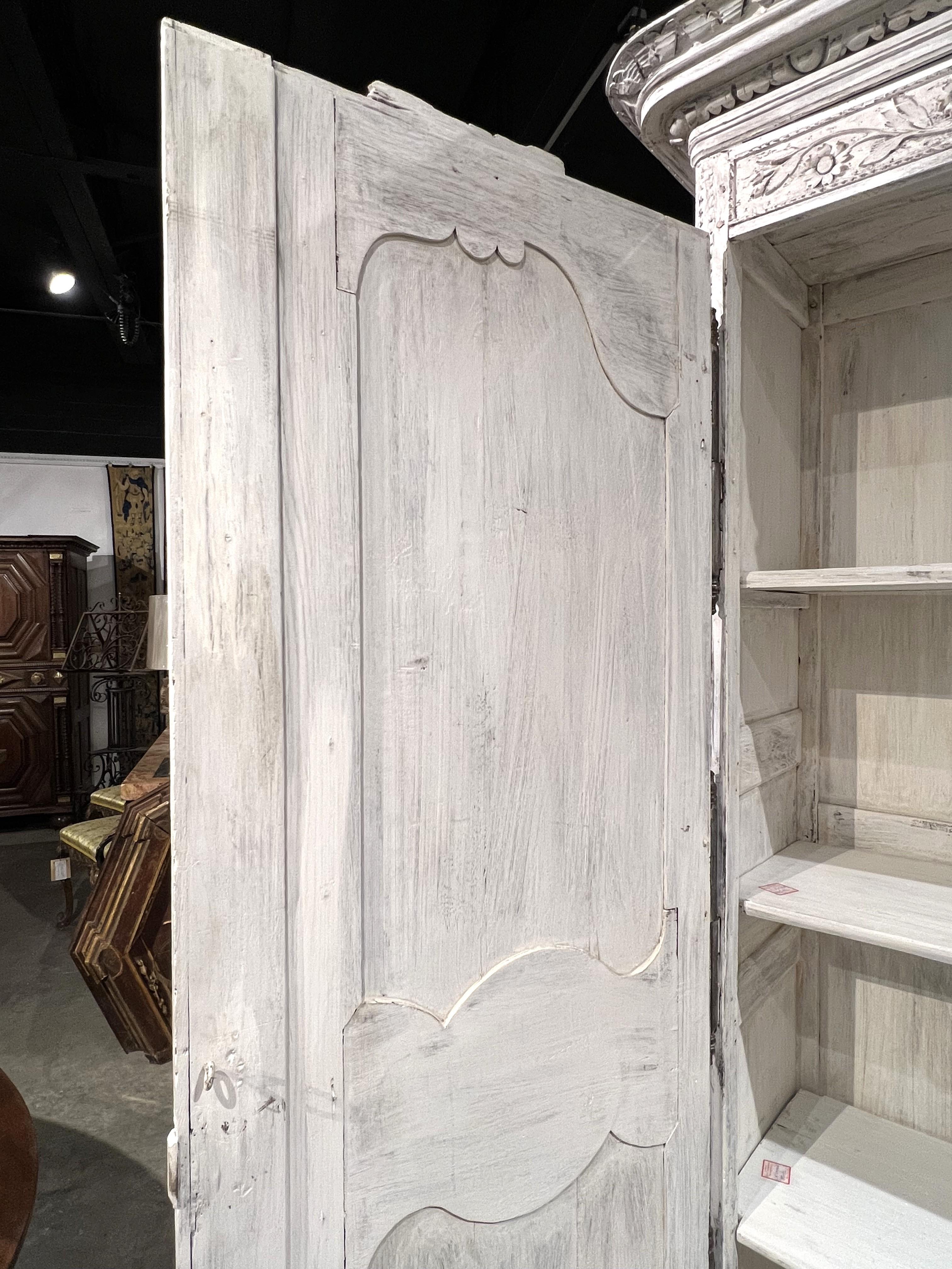 Antiguo Armario de Roble Pintado de Blanco de Normandía, Circa 1880 en venta 5