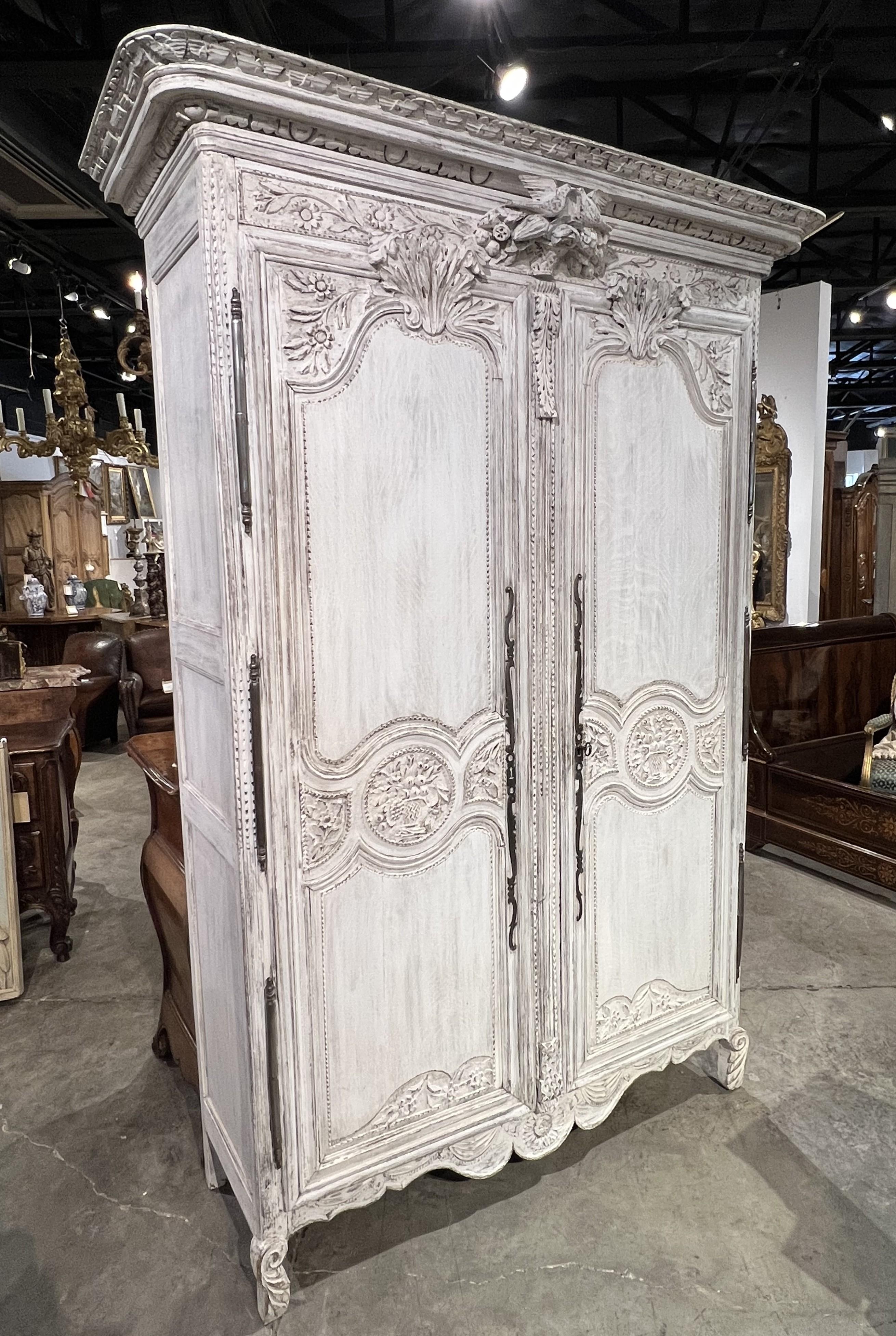 Más información próximamente...

Destacado por una cresta de dos tortolitos sentados sobre una cesta de mimbre saciada de flores, este armario pintado de blanco tiene tallas fantásticamente profundas.  Este armario de Normandía, que data de hacia