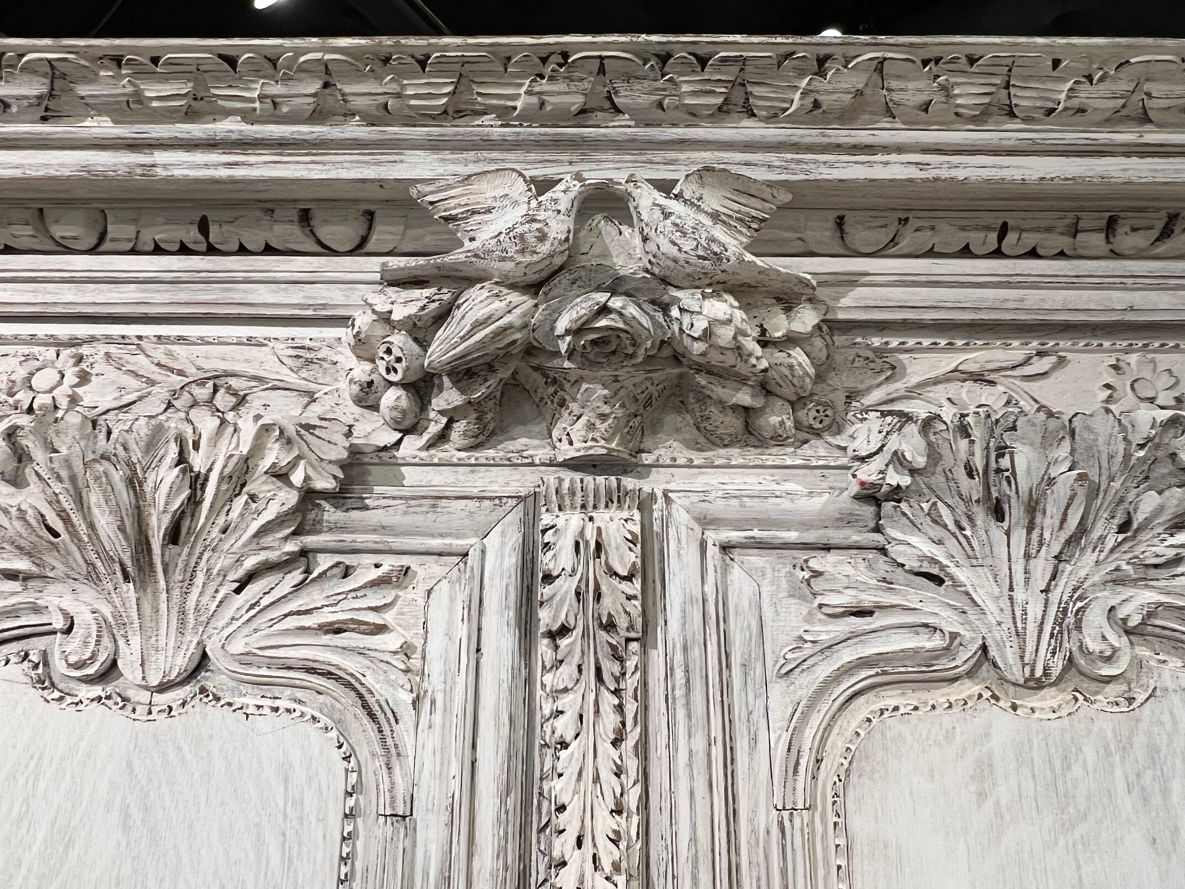 Antiguo Armario de Roble Pintado de Blanco de Normandía, Circa 1880 Tallado a mano en venta