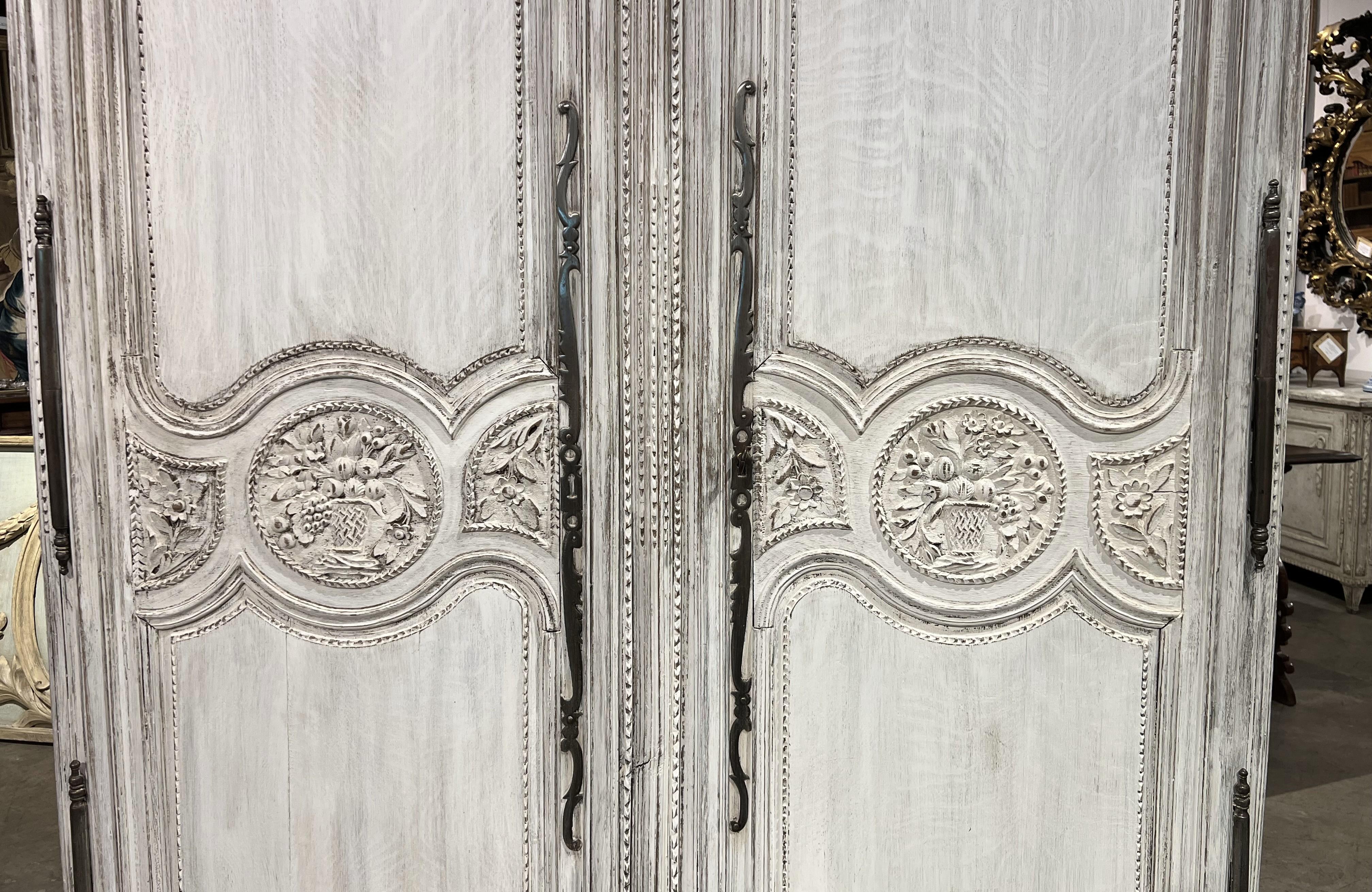 Antiguo Armario de Roble Pintado de Blanco de Normandía, Circa 1880 en venta 1
