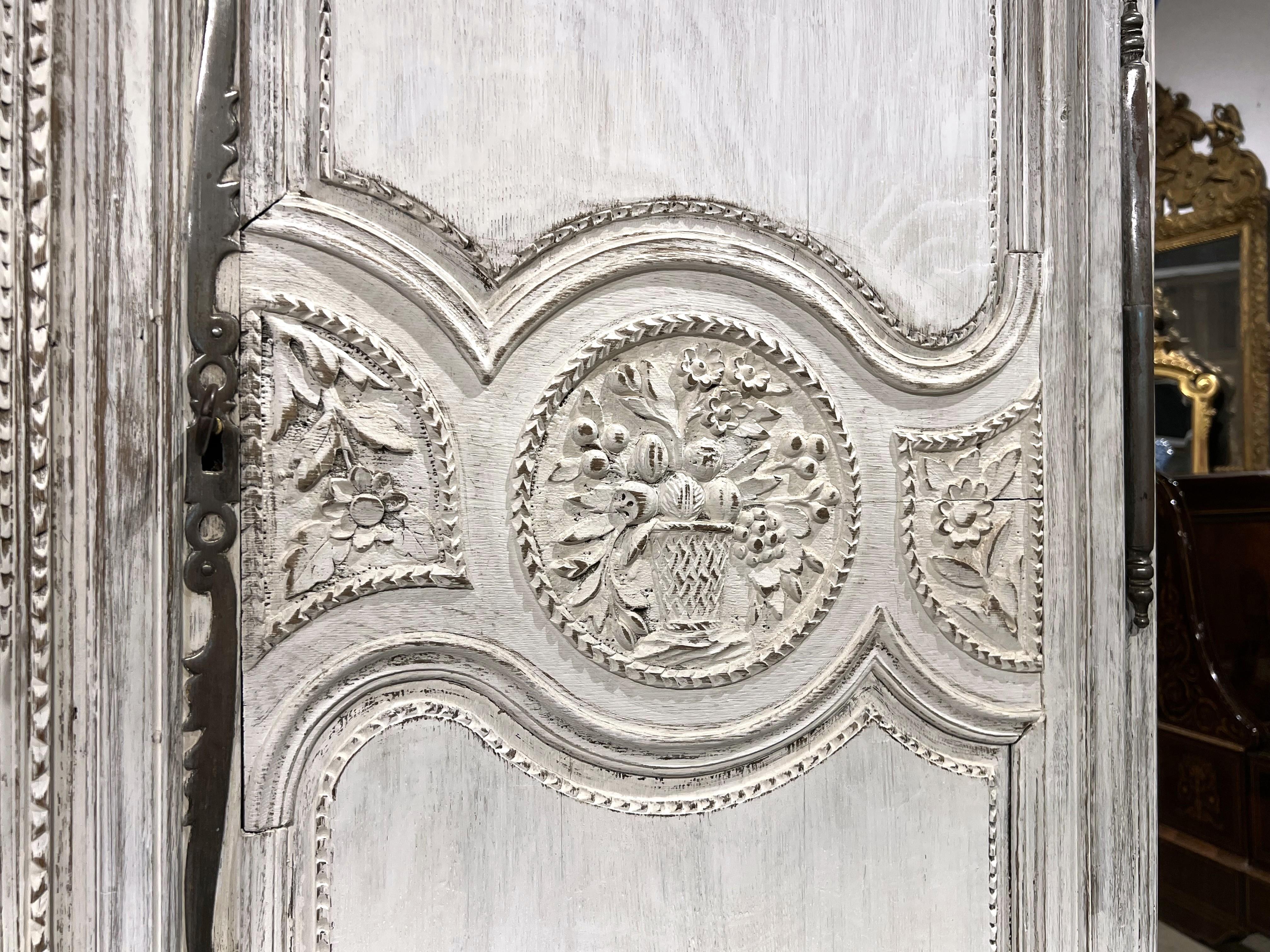 Antiguo Armario de Roble Pintado de Blanco de Normandía, Circa 1880 en venta 2