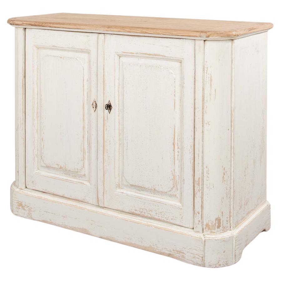 Ancienne armoire d'appoint provinciale peinte en blanc