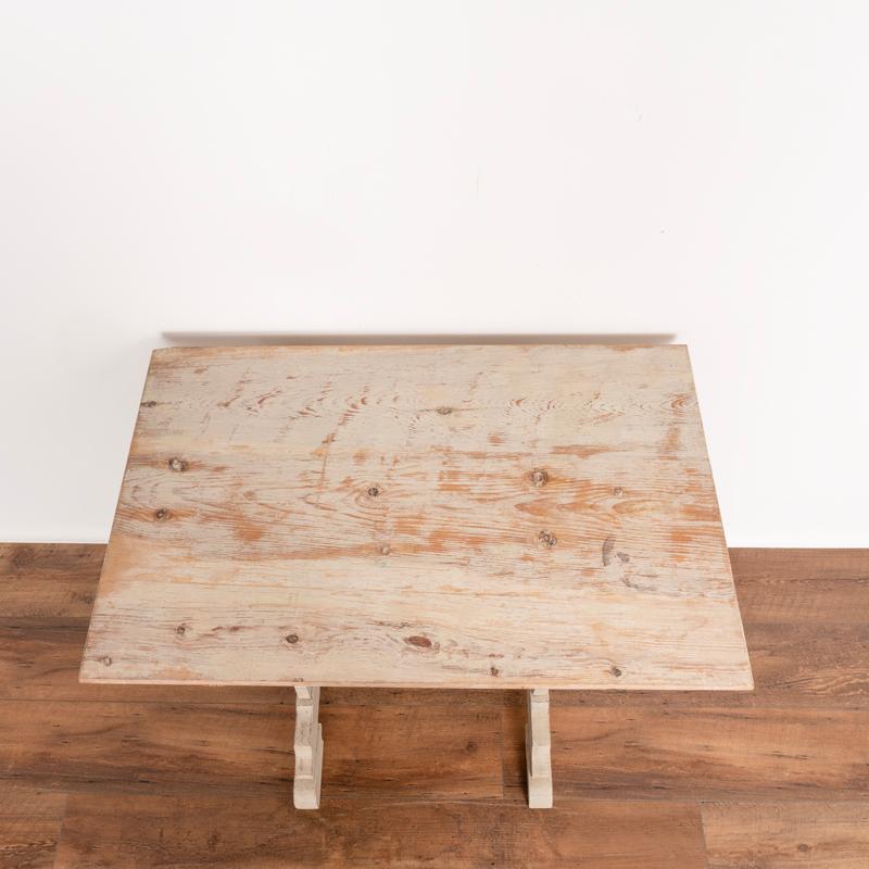 Ancienne table d'appoint peinte en blanc avec base à tréteaux, Suède en vente 4