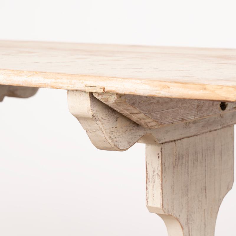 Bois Ancienne table d'appoint peinte en blanc avec base à tréteaux, Suède en vente