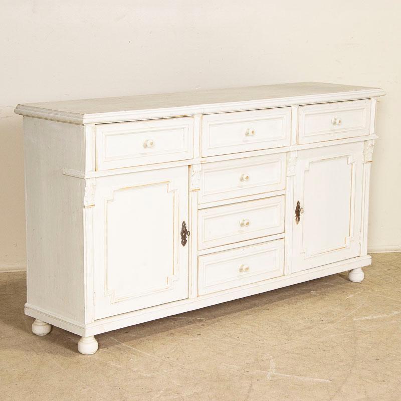 This pine sideboard offers great storage options with 6 drawers and 2 cabinet doors while only 17