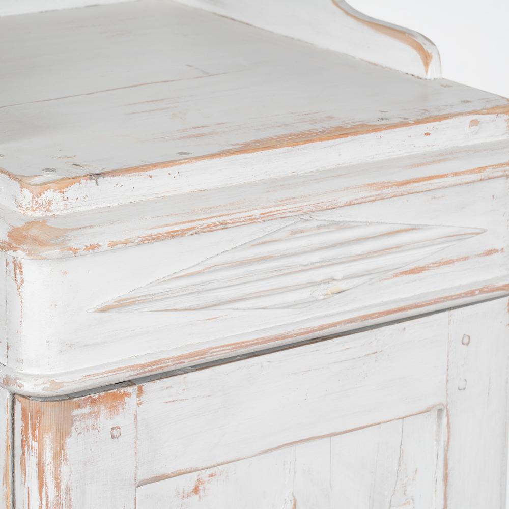 Antiker weiß lackierter Schrank-Nachttisch aus Schweden, um 1880 im Zustand „Gut“ im Angebot in Round Top, TX