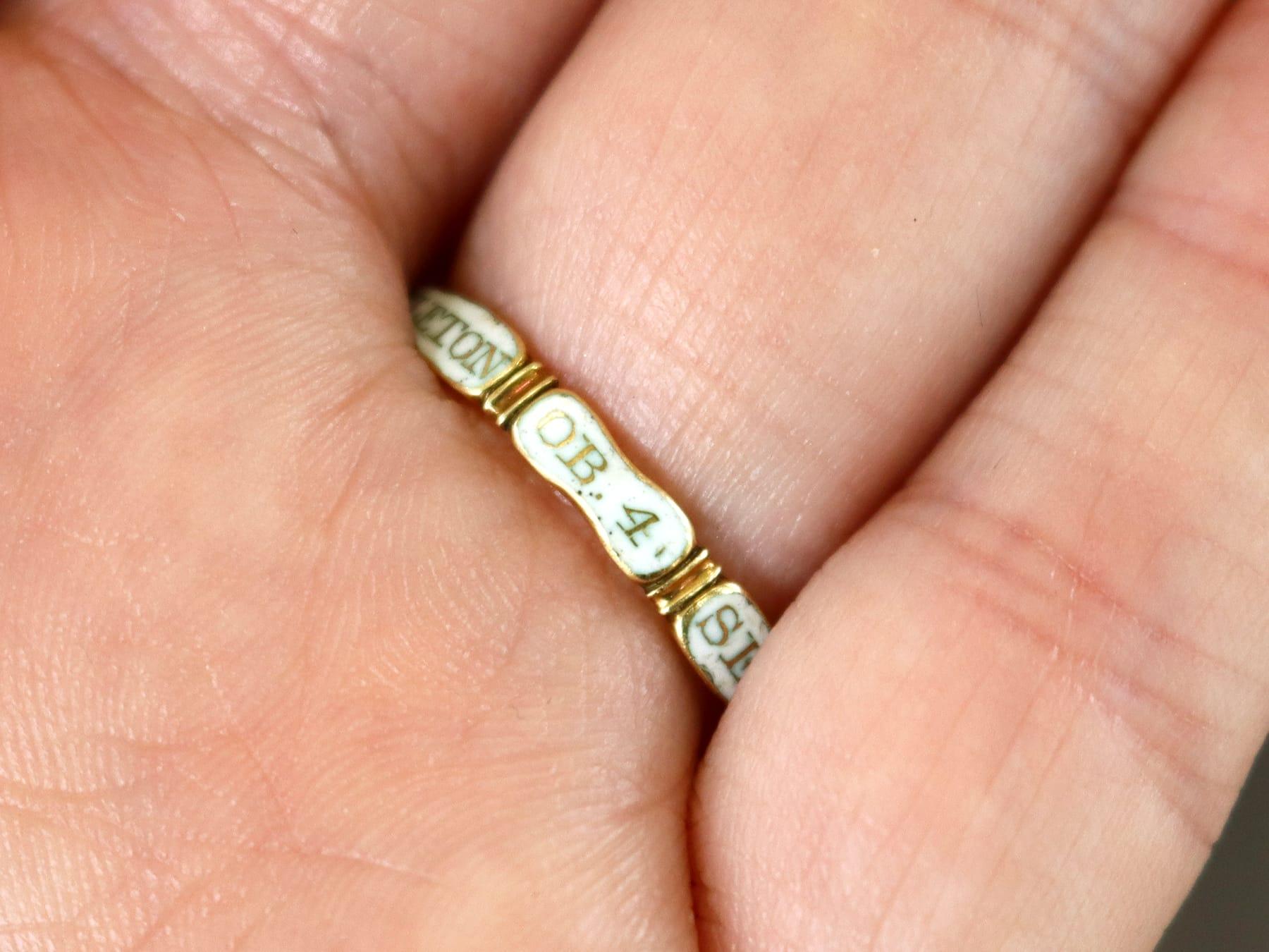 da uomo o donna Antico anello di lutto in pasta bianca, smalto e oro giallo 18k CIRCA 1733 in vendita