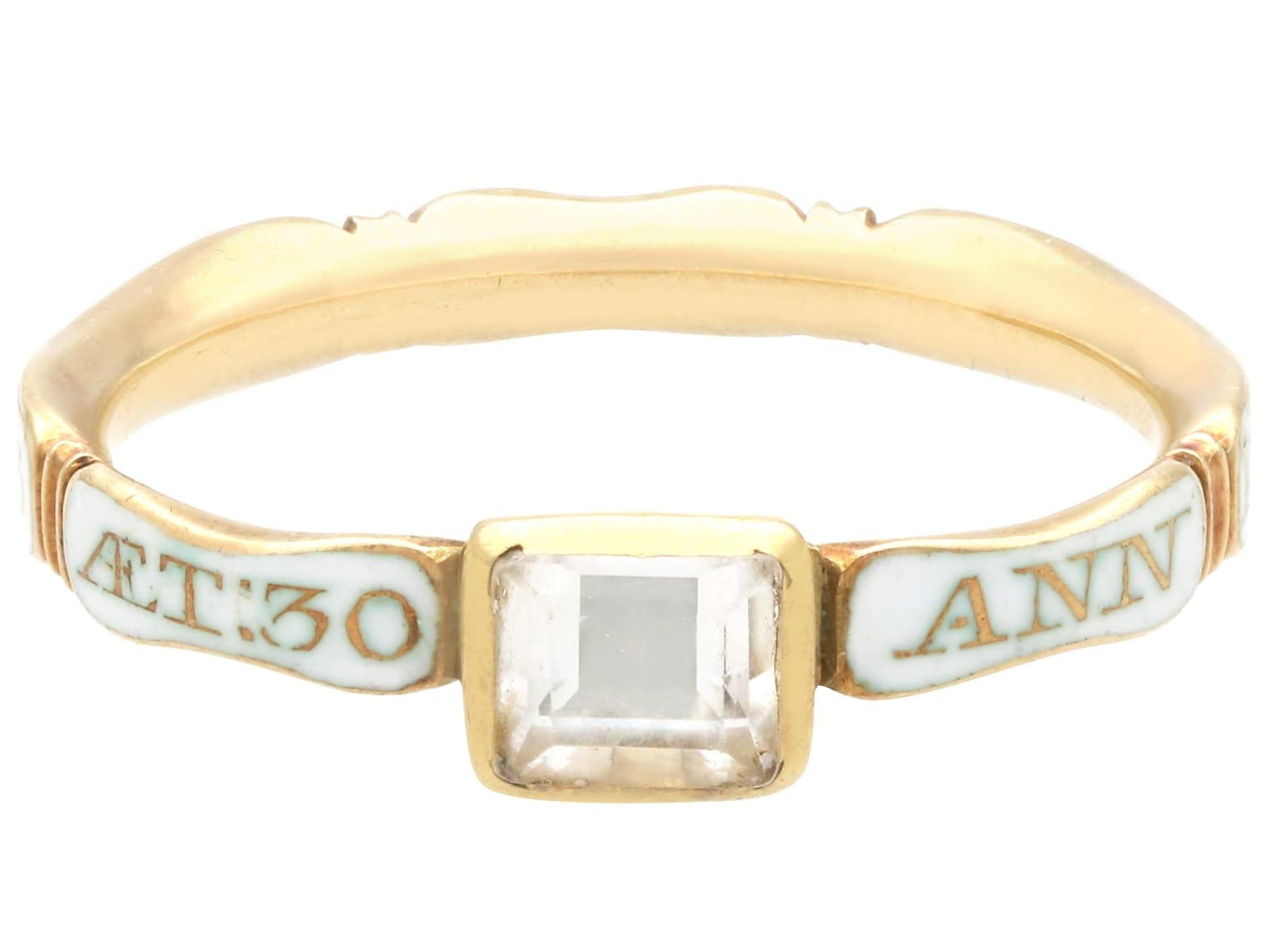 Antico anello di lutto in pasta bianca, smalto e oro giallo 18k CIRCA 1733 in vendita 1