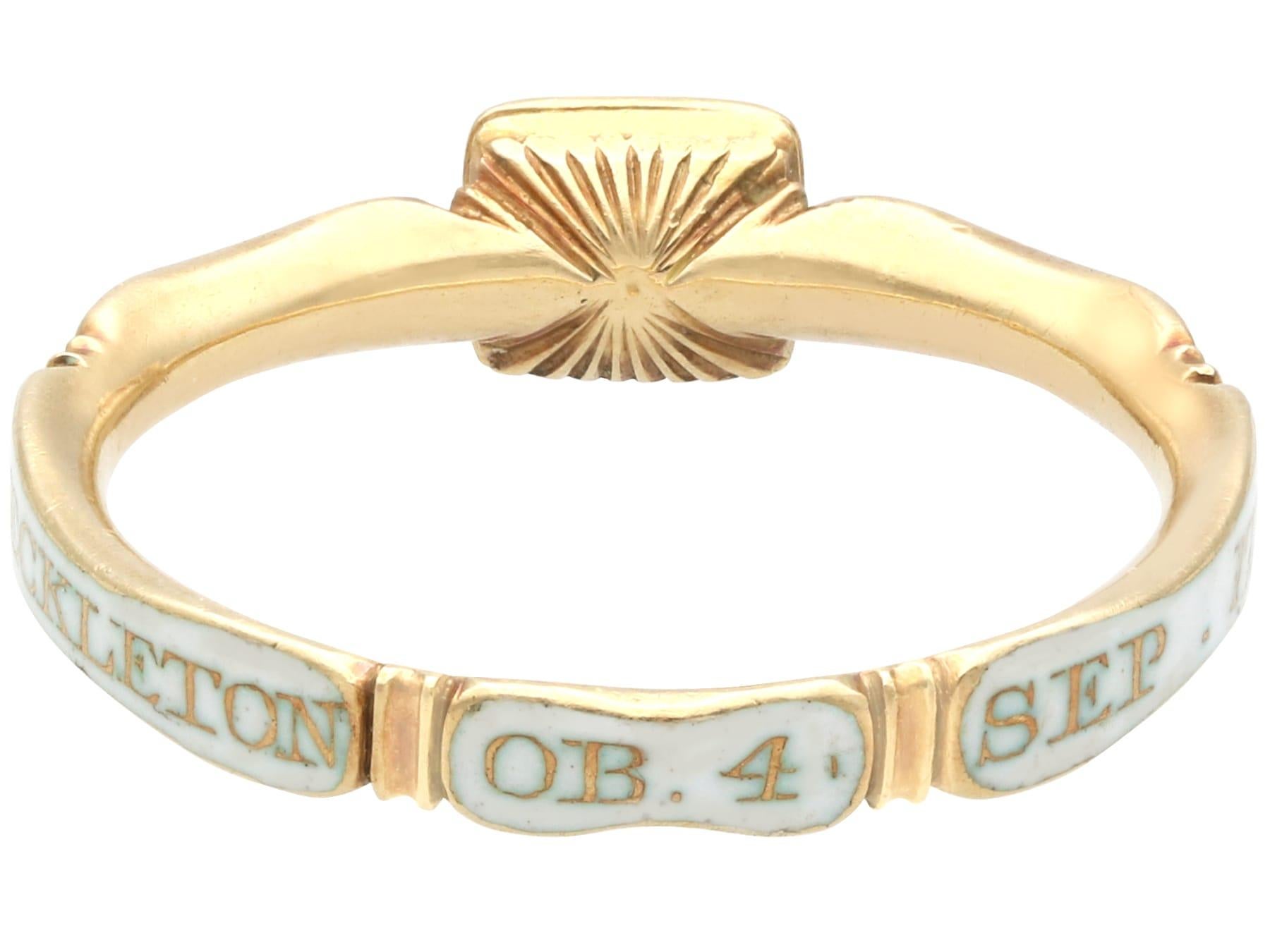 Antico anello di lutto in pasta bianca, smalto e oro giallo 18k CIRCA 1733 in vendita 3