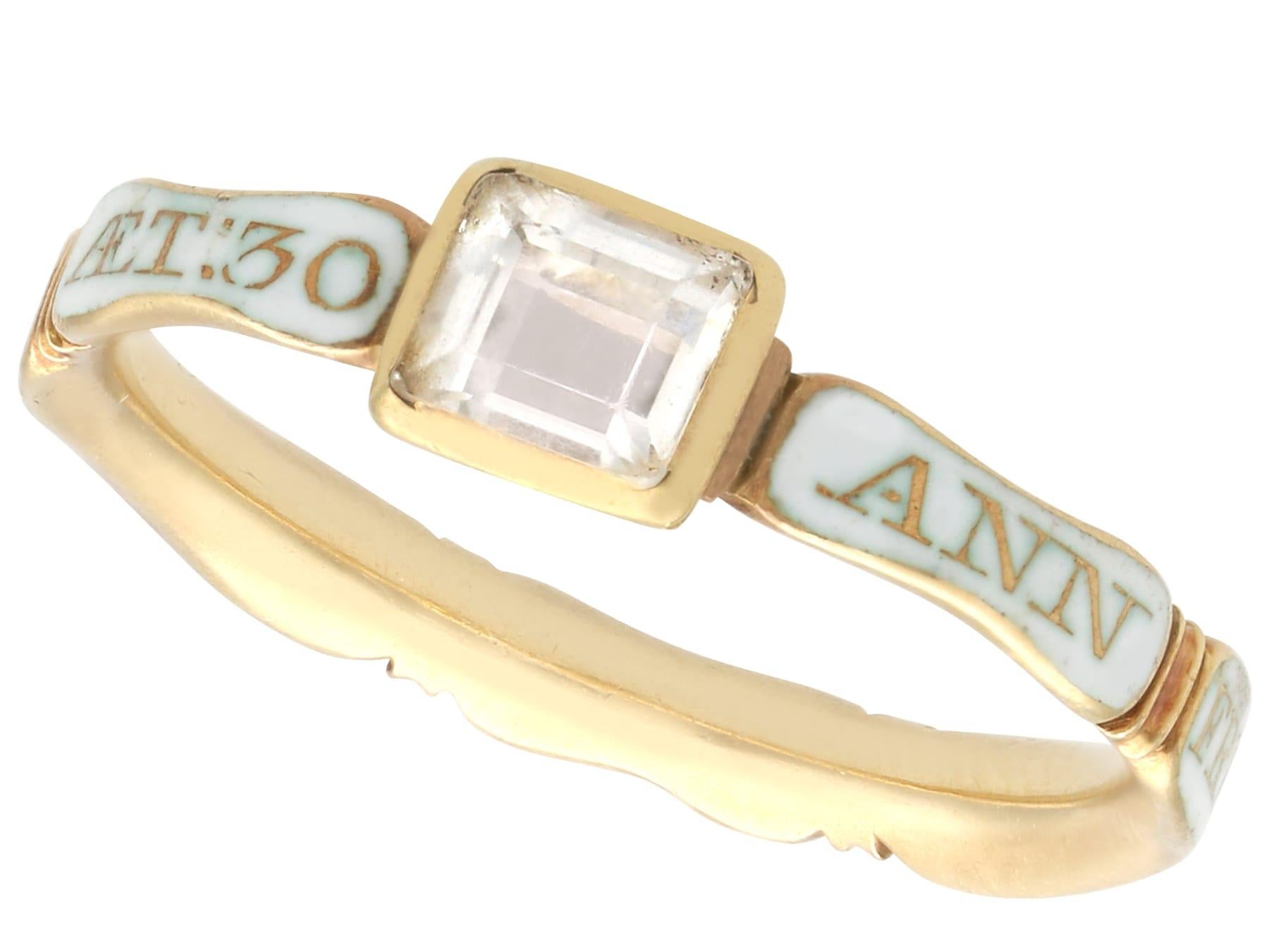 Antiguo Anillo de Duelo de Pasta Blanca, Esmalte y Oro Amarillo de 18k Circa 1733