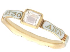 Antico anello di lutto in pasta bianca, smalto e oro giallo 18k CIRCA 1733