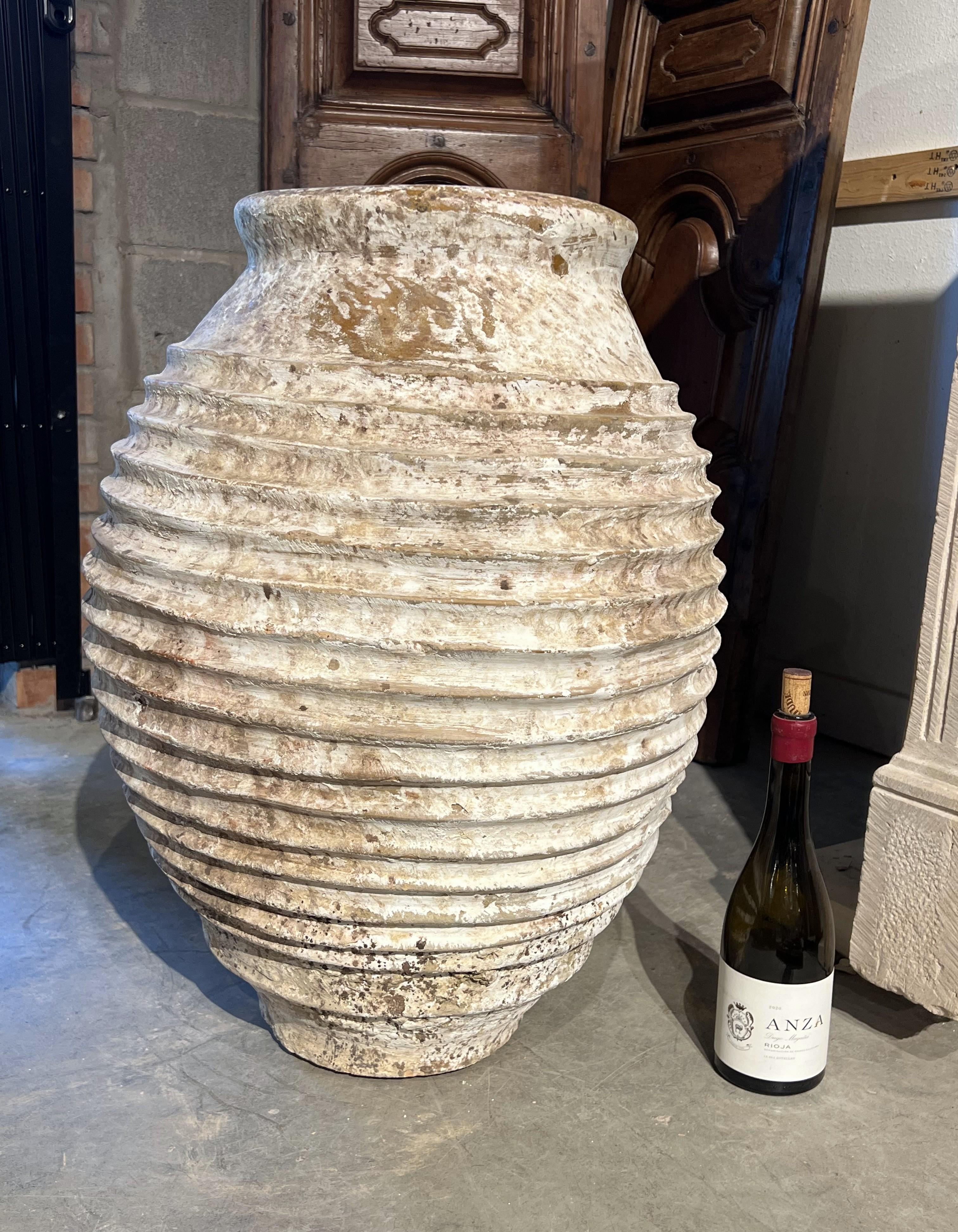 Más información próximamente...

Esta olla acanalada se habría utilizado en la región griega del Peloponeso a finales del siglo XIX para almacenar aceite de oliva o vino. La estrecha abertura (en comparación con el cuerpo bulboso) habría ayudado a