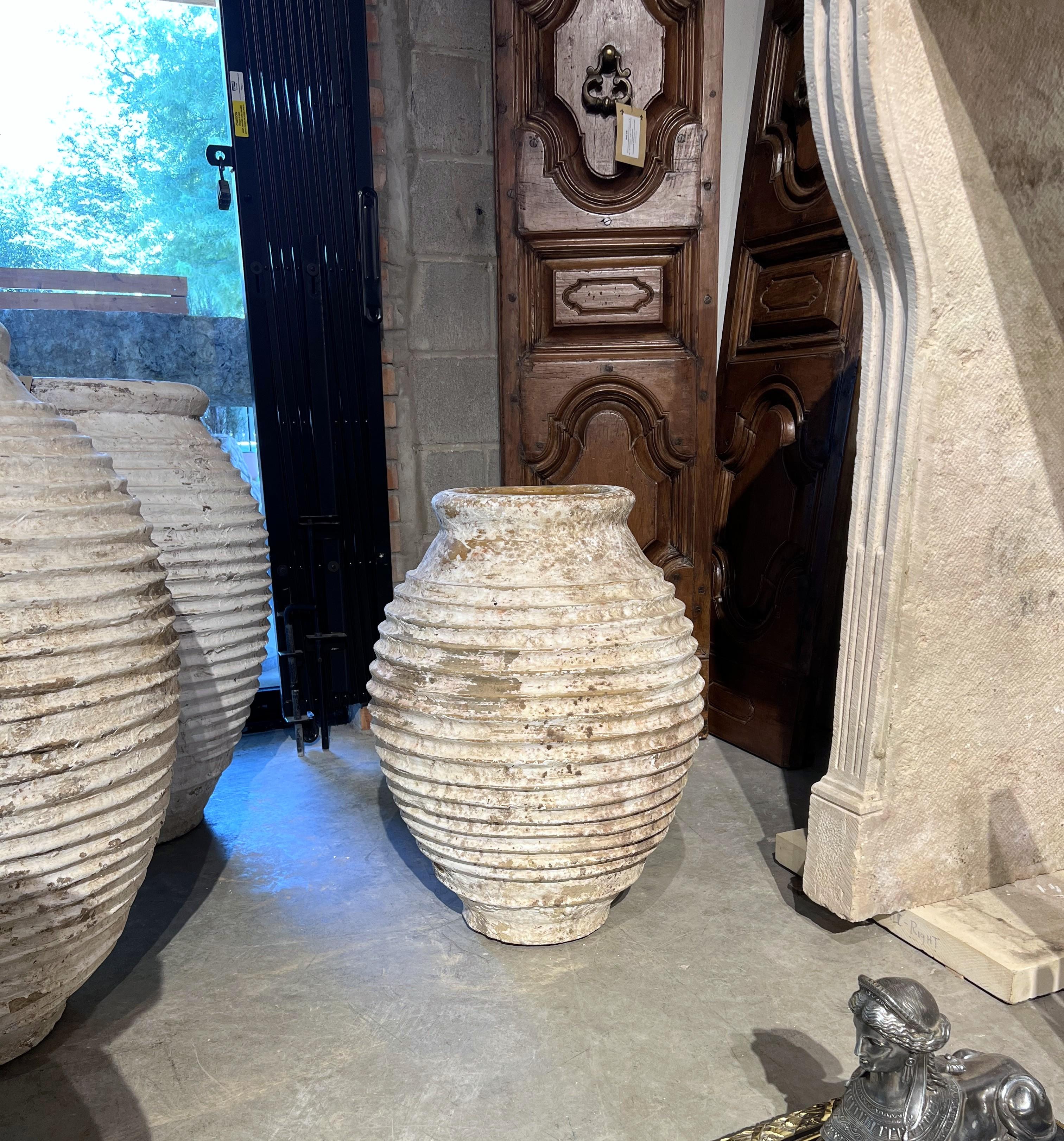Antigua maceta de terracota patinada blanca de Grecia Griego en venta