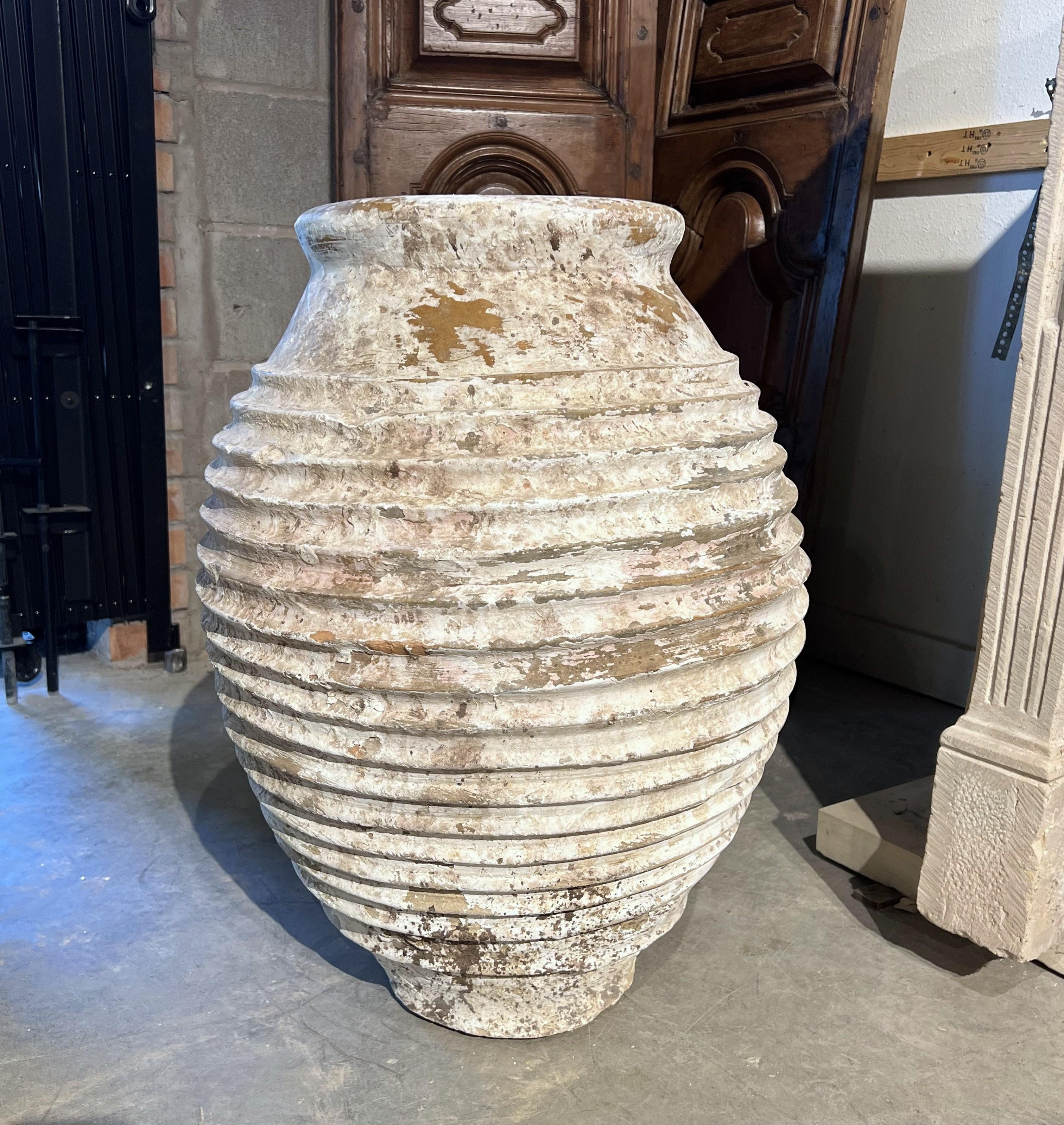 Antigua maceta de terracota patinada blanca de Grecia Pintado a mano en venta