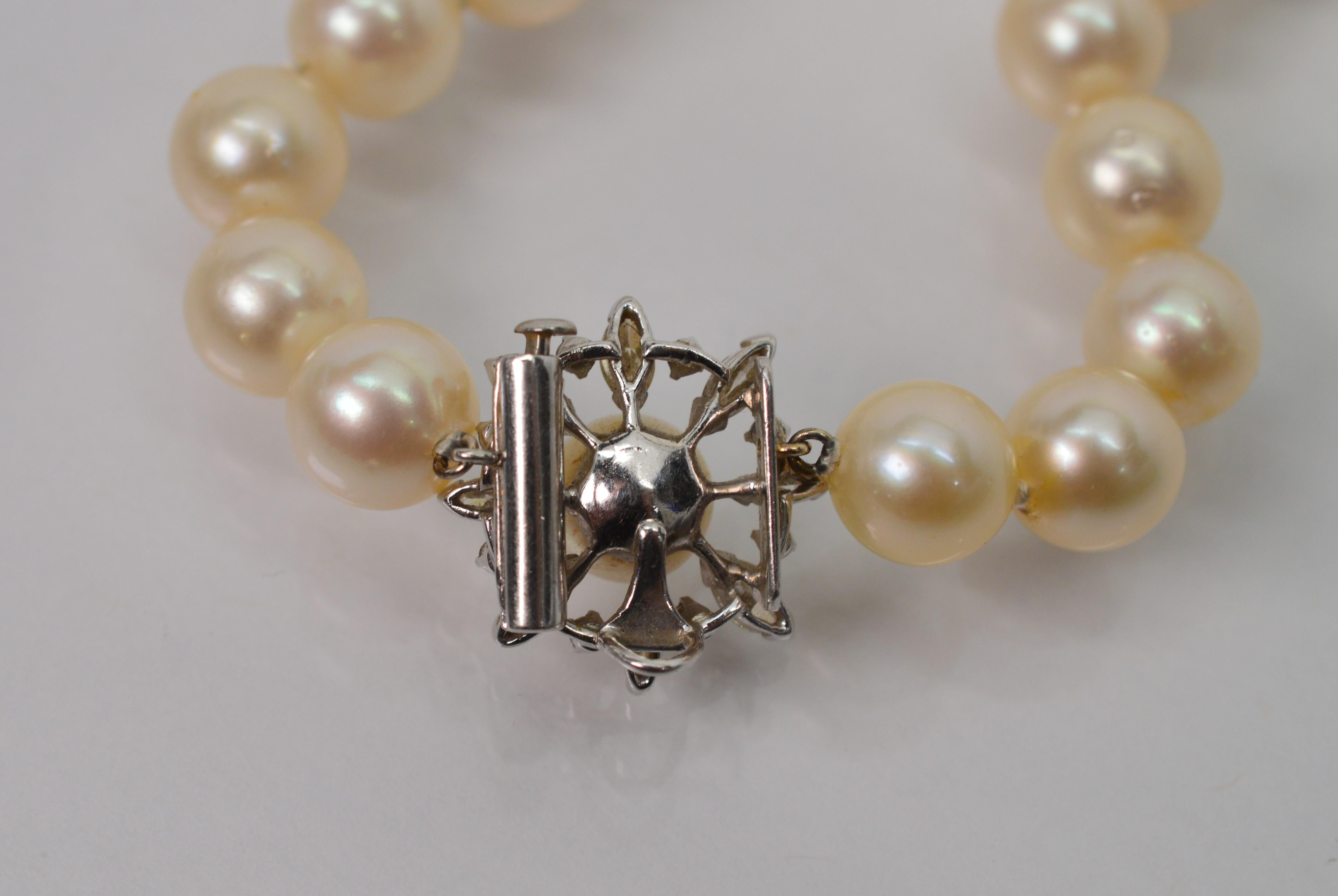 Antique White Pearl Choker with Diamond Platinum Pearl Clasp In Good Condition For Sale In Mount Kisco, NY