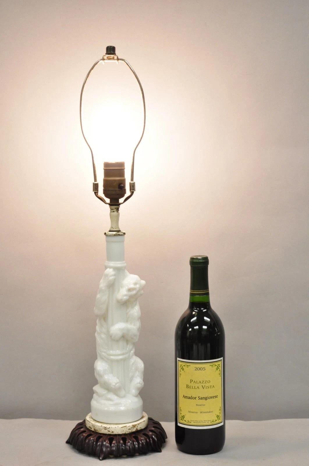 Antica lampada da tavolo con orso polare e palo della lampada in vetro figurato con bottiglia decanter in vendita 3