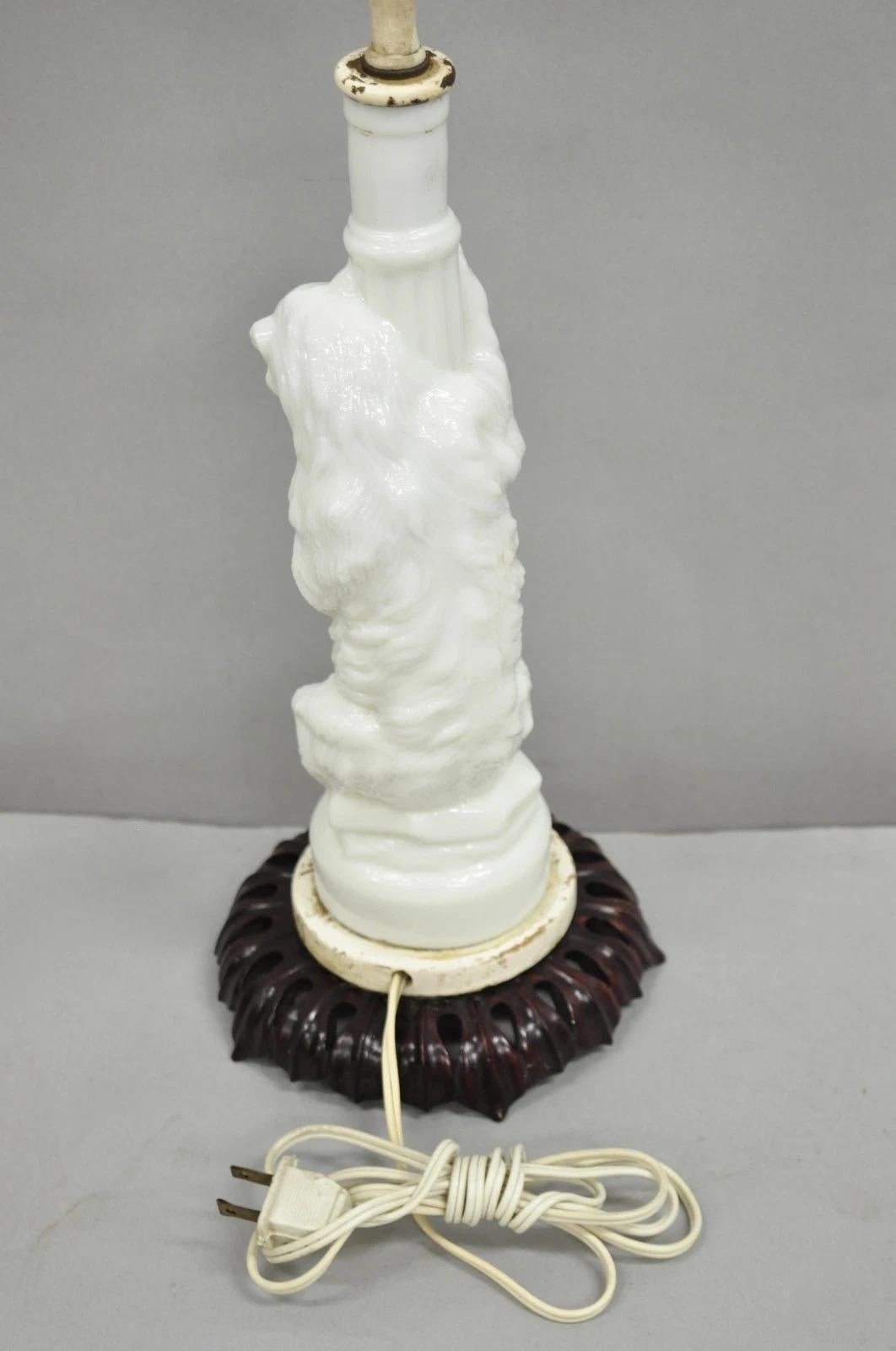 Antica lampada da tavolo con orso polare e palo della lampada in vetro figurato con bottiglia decanter in vendita 4