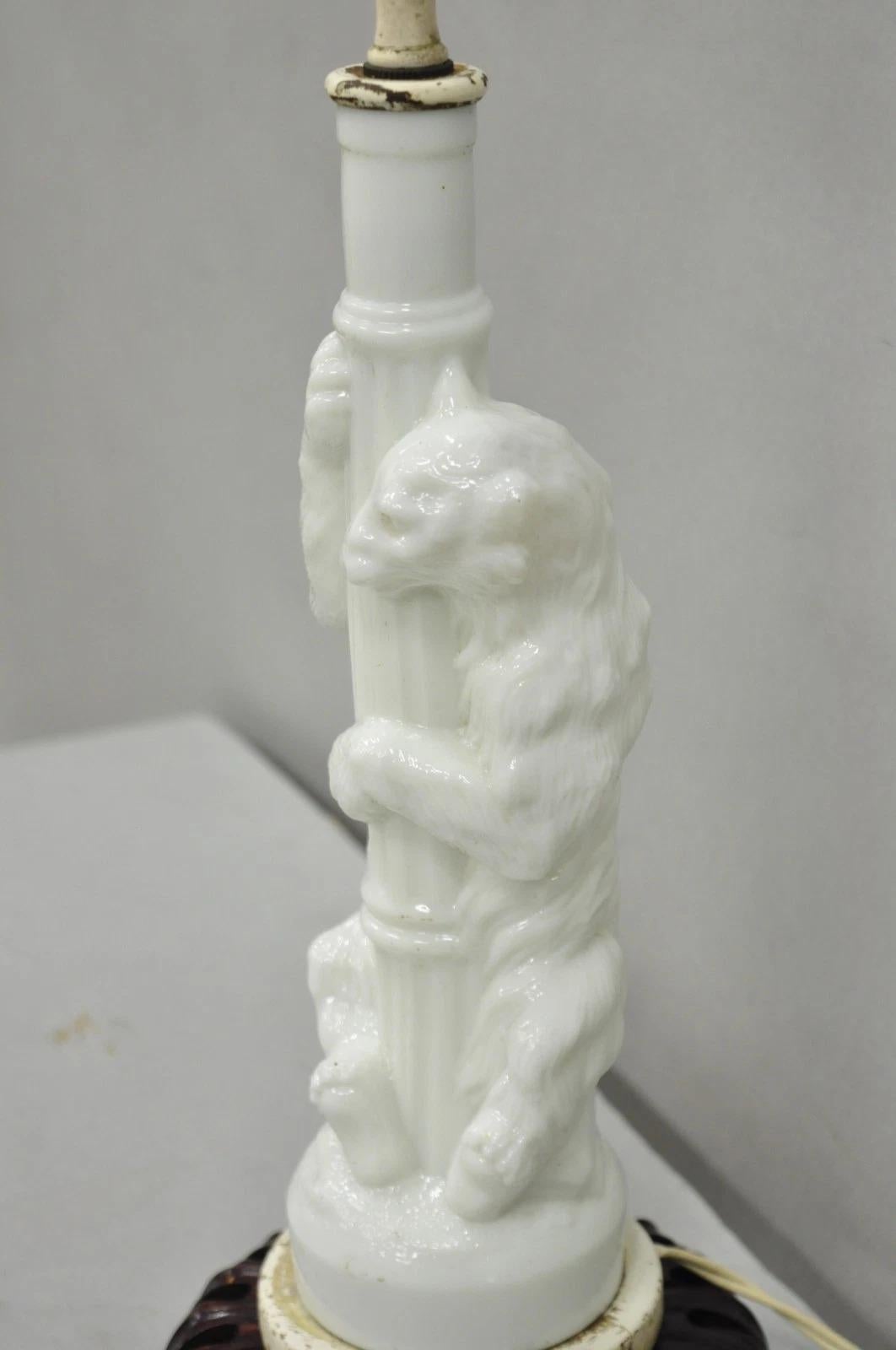 Art Nouveau Antica lampada da tavolo con orso polare e palo della lampada in vetro figurato con bottiglia decanter in vendita