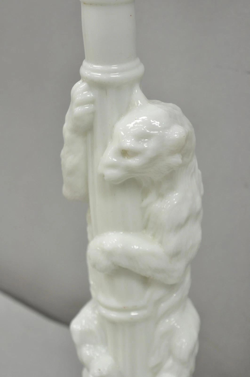 Sconosciuto Antica lampada da tavolo con orso polare e palo della lampada in vetro figurato con bottiglia decanter in vendita