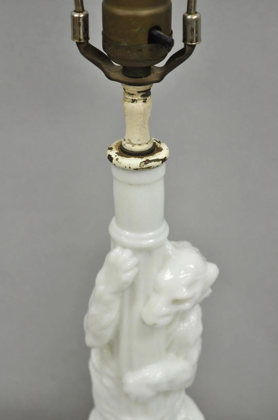 Antica lampada da tavolo con orso polare e palo della lampada in vetro figurato con bottiglia decanter In condizioni buone in vendita a Philadelphia, PA