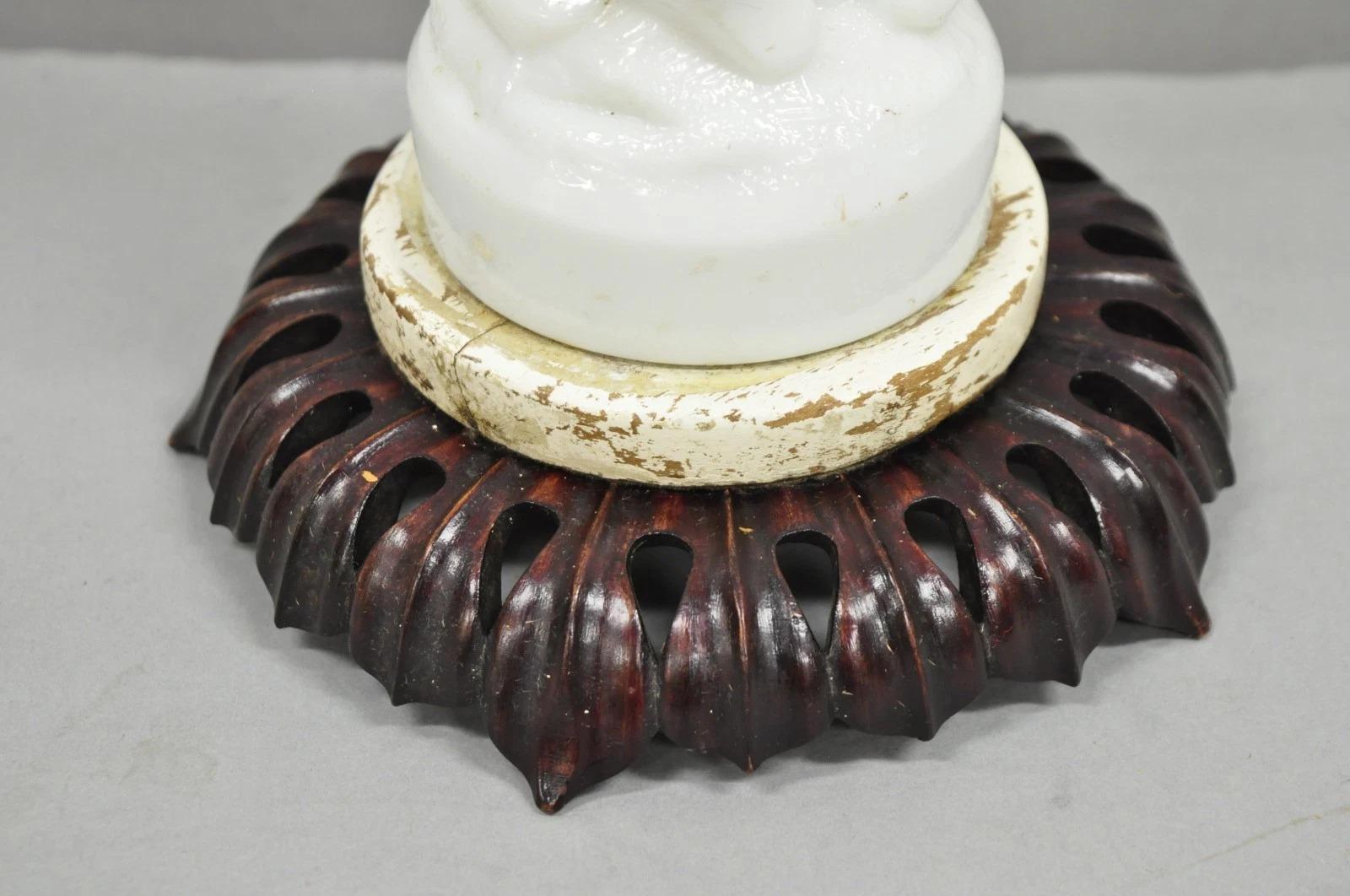 Vetro Antica lampada da tavolo con orso polare e palo della lampada in vetro figurato con bottiglia decanter in vendita