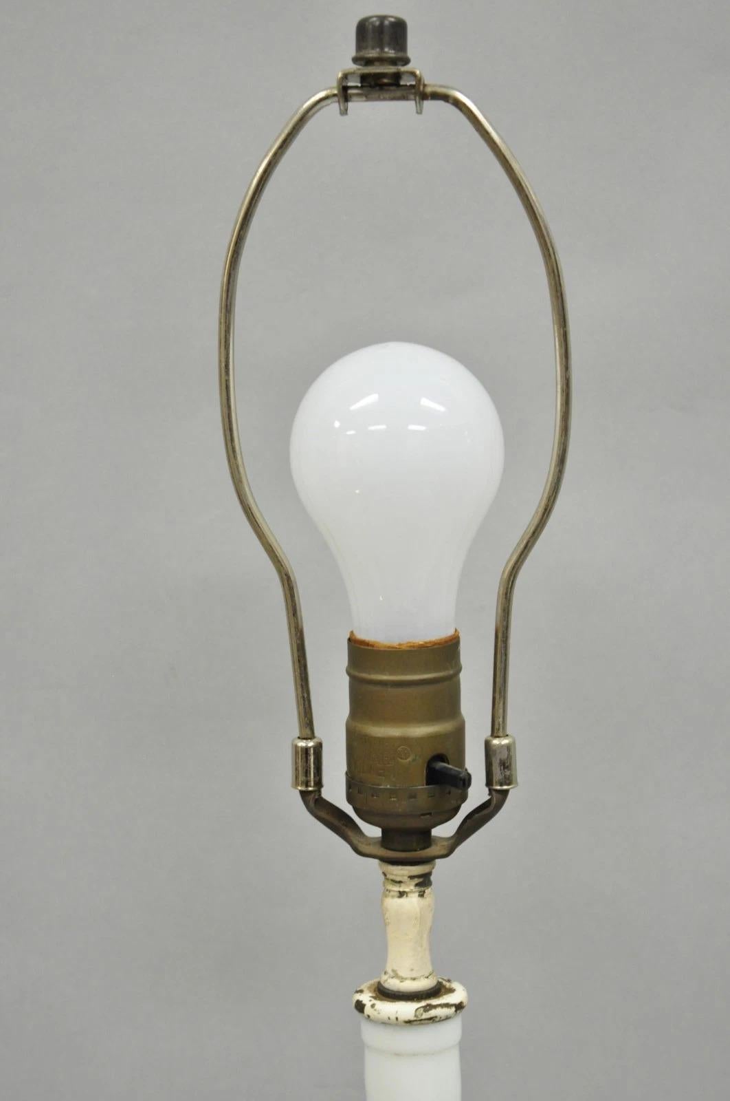 Antica lampada da tavolo con orso polare e palo della lampada in vetro figurato con bottiglia decanter in vendita 1