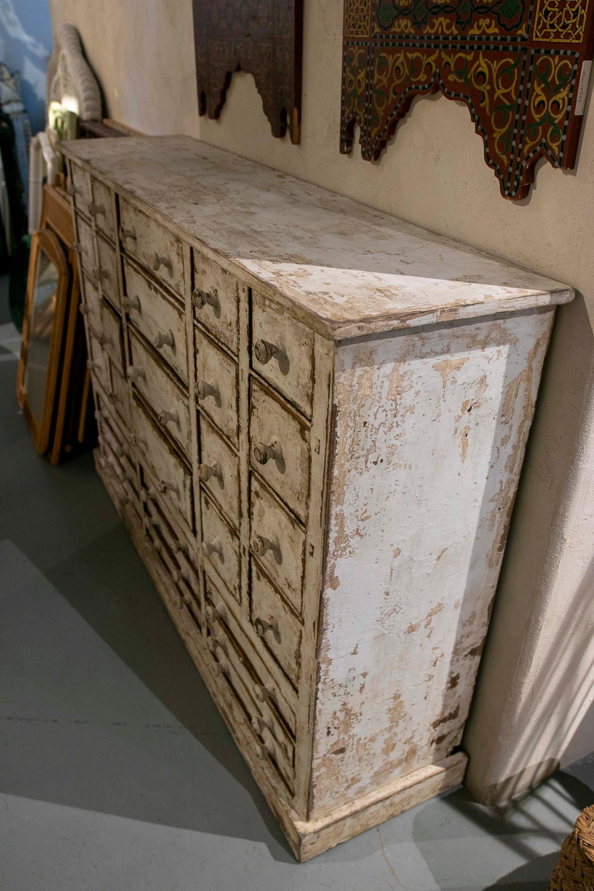 Antique White Polychrome Wooden Chest of Drawers with Drawers  In Good Condition For Sale In Marbella, ES