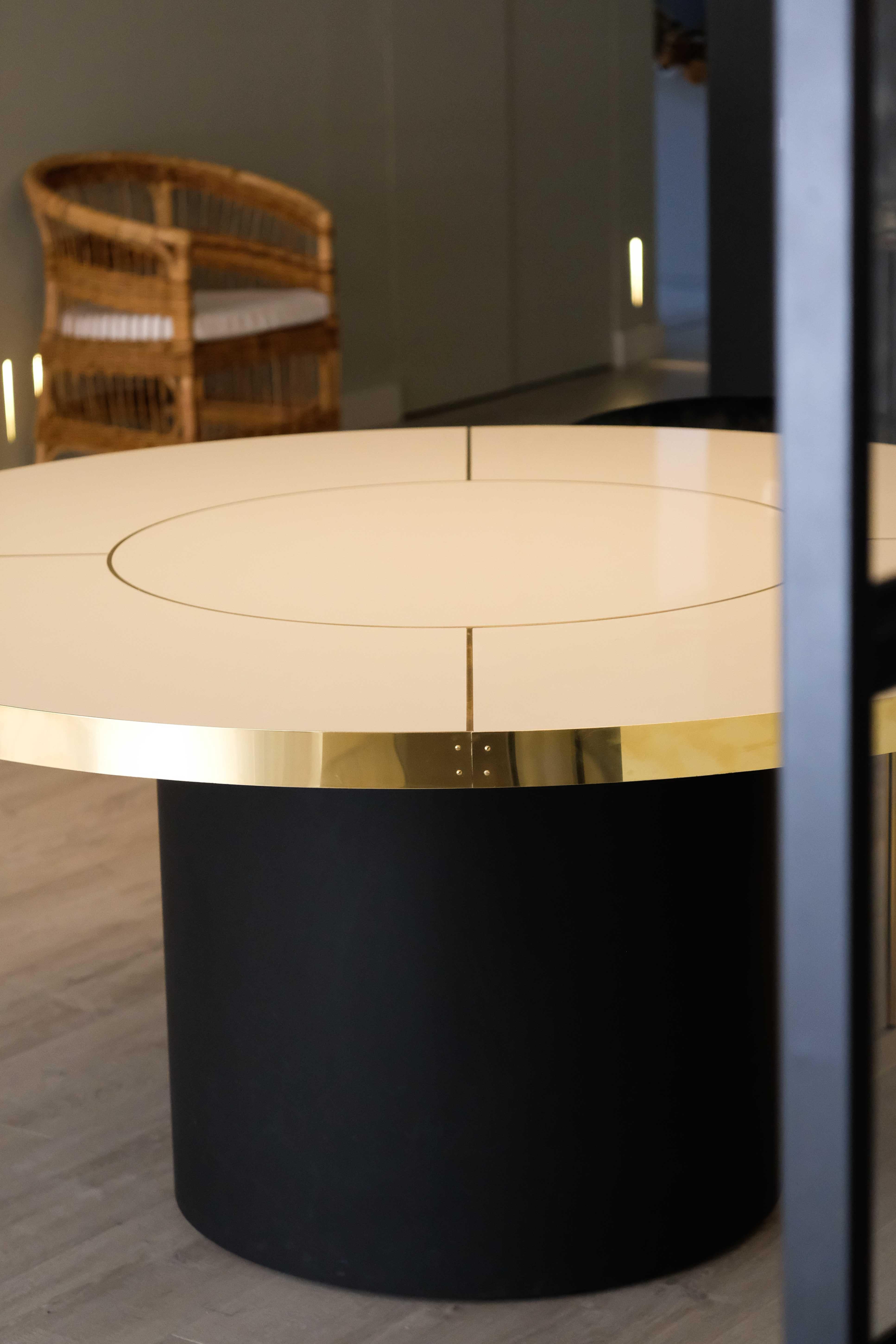Antiker weißer runder Tisch aus hochglänzendem Laminat und Stahl mit Intarsien, L (Messing) im Angebot