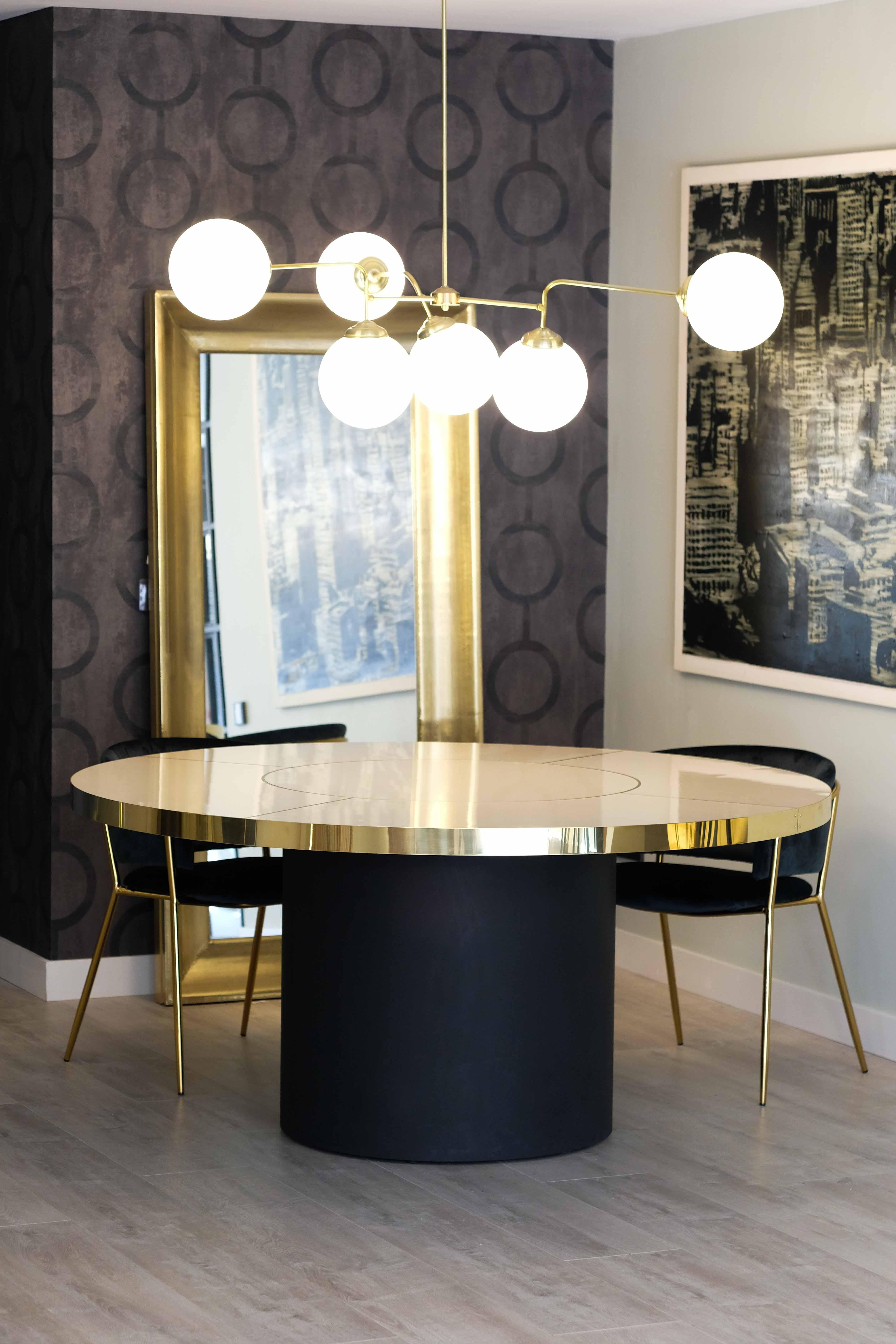 Antiker weißer Tisch aus hochglänzendem Laminat-Messing mit Intarsien, Intarsienarbeit, marineblaues Sockelbein, L (Moderne) im Angebot