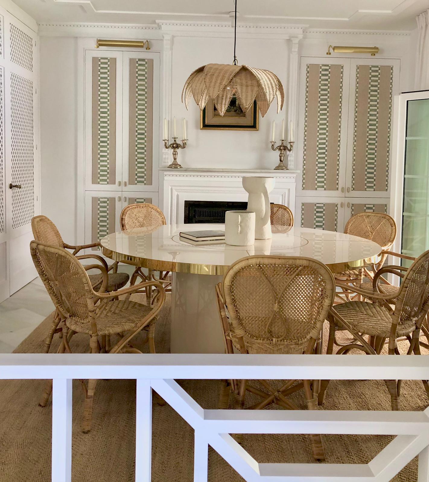 Antiker weißer Tisch aus hochglänzendem Laminat-Messing mit Intarsien, Intarsienarbeit, marineblaues Sockelbein, L im Angebot 1