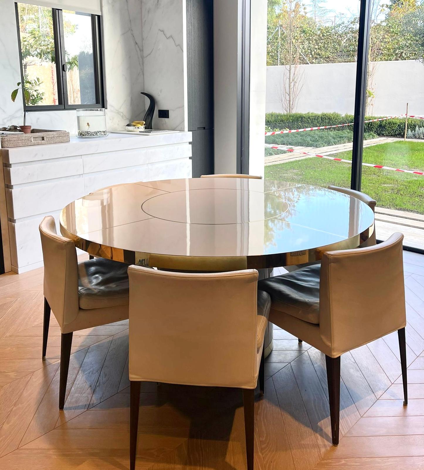 Antiker weißer Tisch aus hochglänzendem Laminat-Messing mit Intarsien, Intarsienarbeit, marineblaues Sockelbein, L im Angebot 3