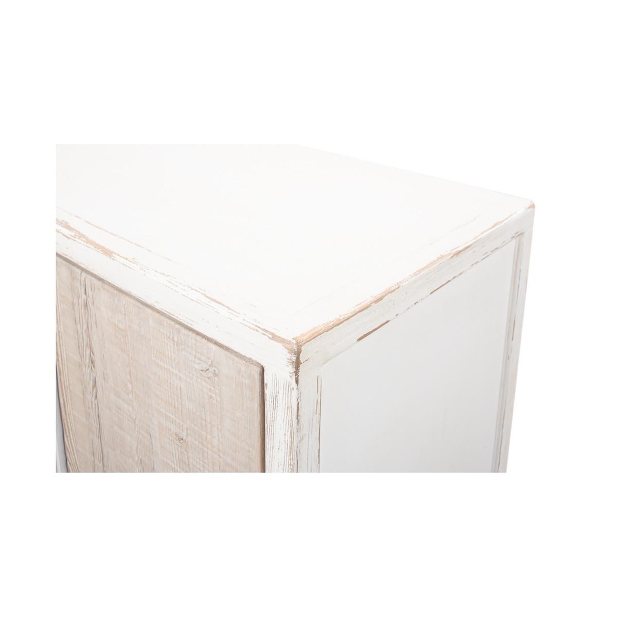 Antiker weißer zweitüriger Schrank im Zustand „Neu“ im Angebot in Westwood, NJ