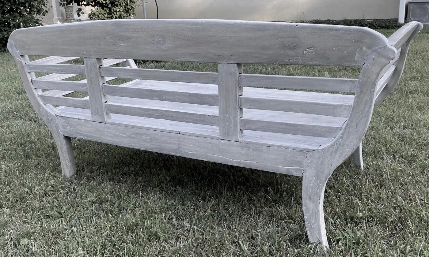 Banco o sofá cama rústico de influencia colonial, tallado a mano, hecho de teca natural envejecida, lo bastante profundo para dormir o relajarse. Adecuado para uso en interiores o exteriores. Ideal para el jardín, el porche o el patio. El sofá banco