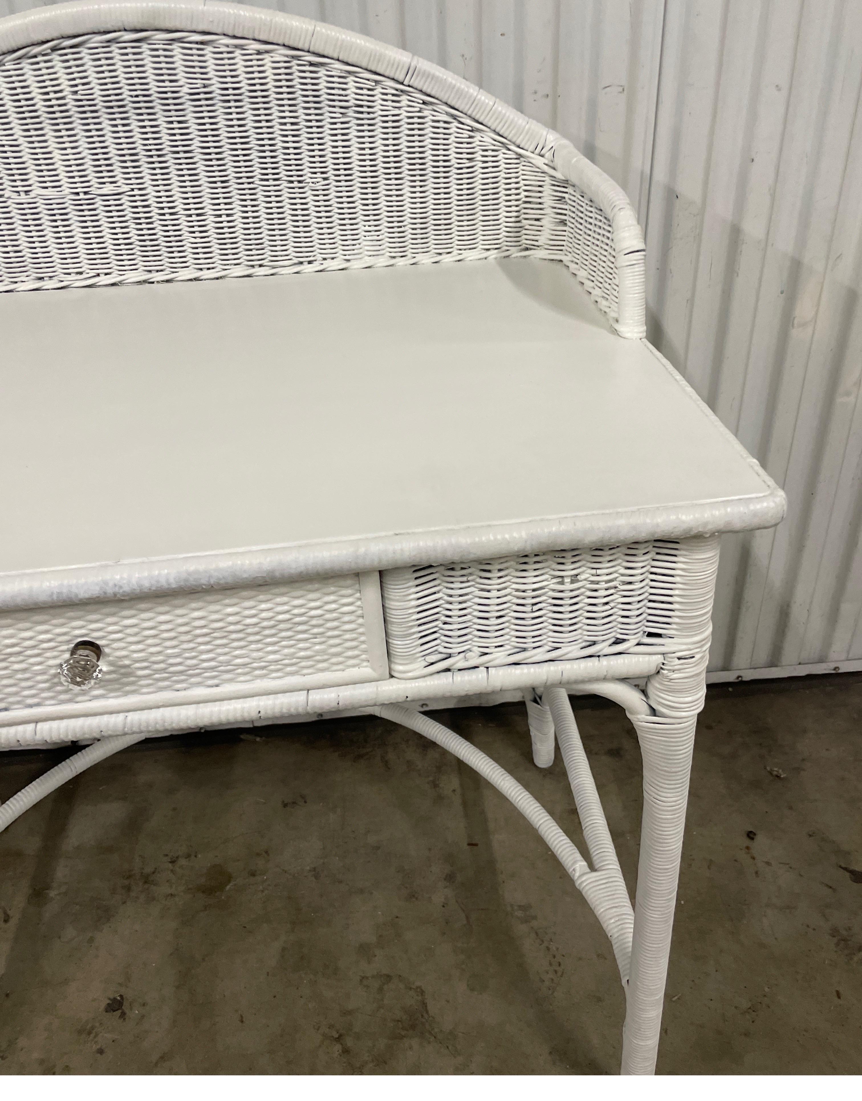 Osier Ensemble coiffeuse / bureau et chaise en osier blanc antique en vente