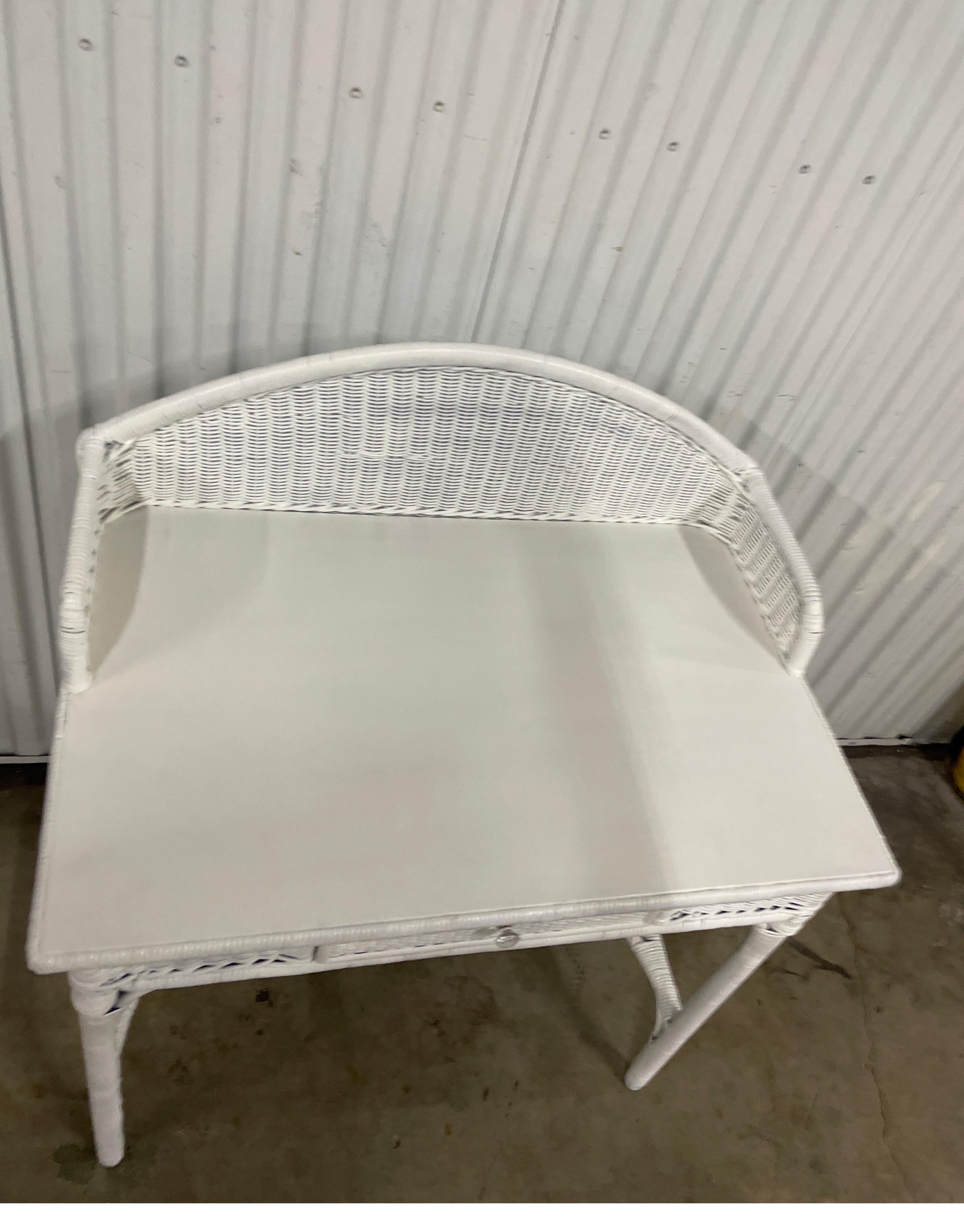 Ensemble coiffeuse / bureau et chaise en osier blanc antique en vente 2
