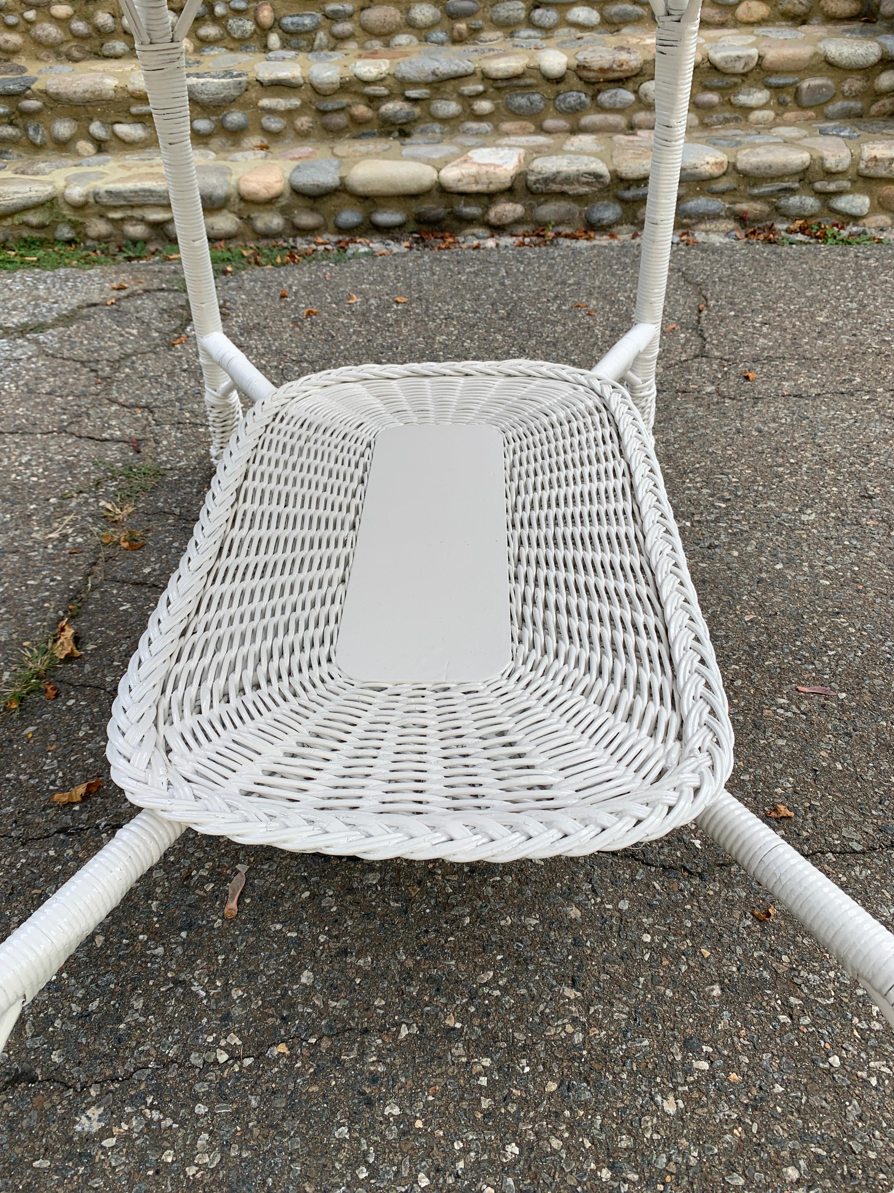 Antique White Wicker Table  In Good Condition For Sale In Old Saybrook, CT
